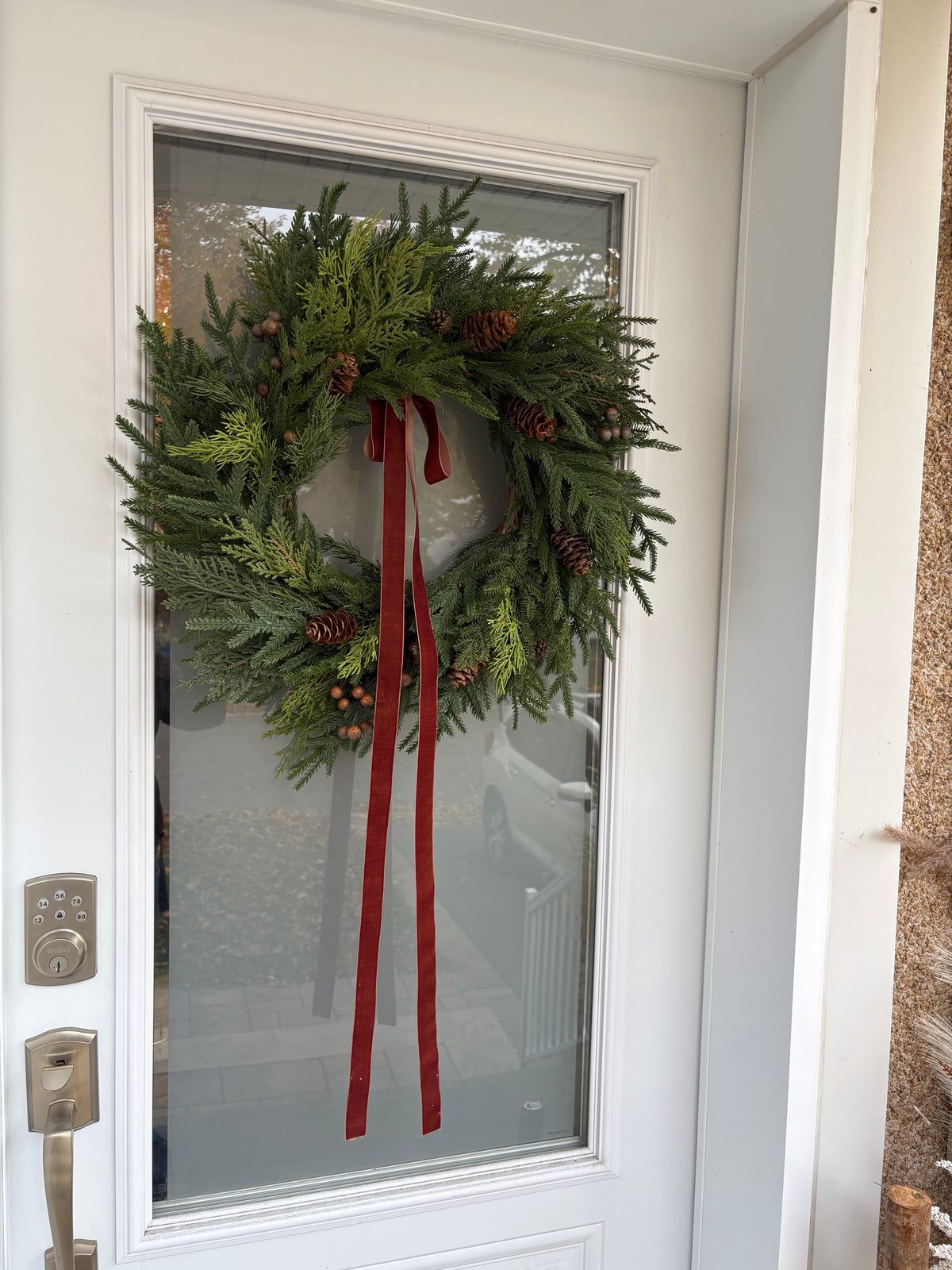 Couronne d’hiver 25 po – Sapinage naturel et ruban de velours brun