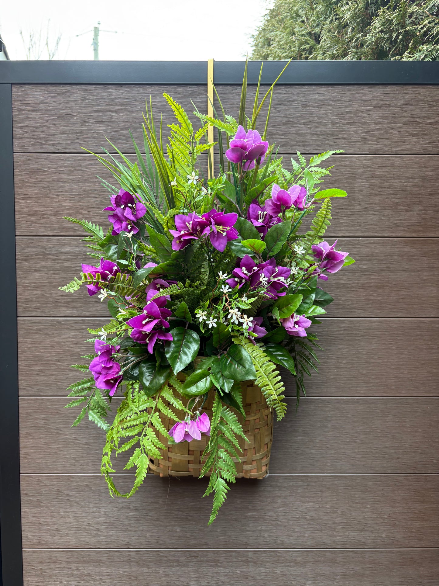 Panier mural fleuri bougainvillier violet – décoration extérieure luxuriante rustique chic