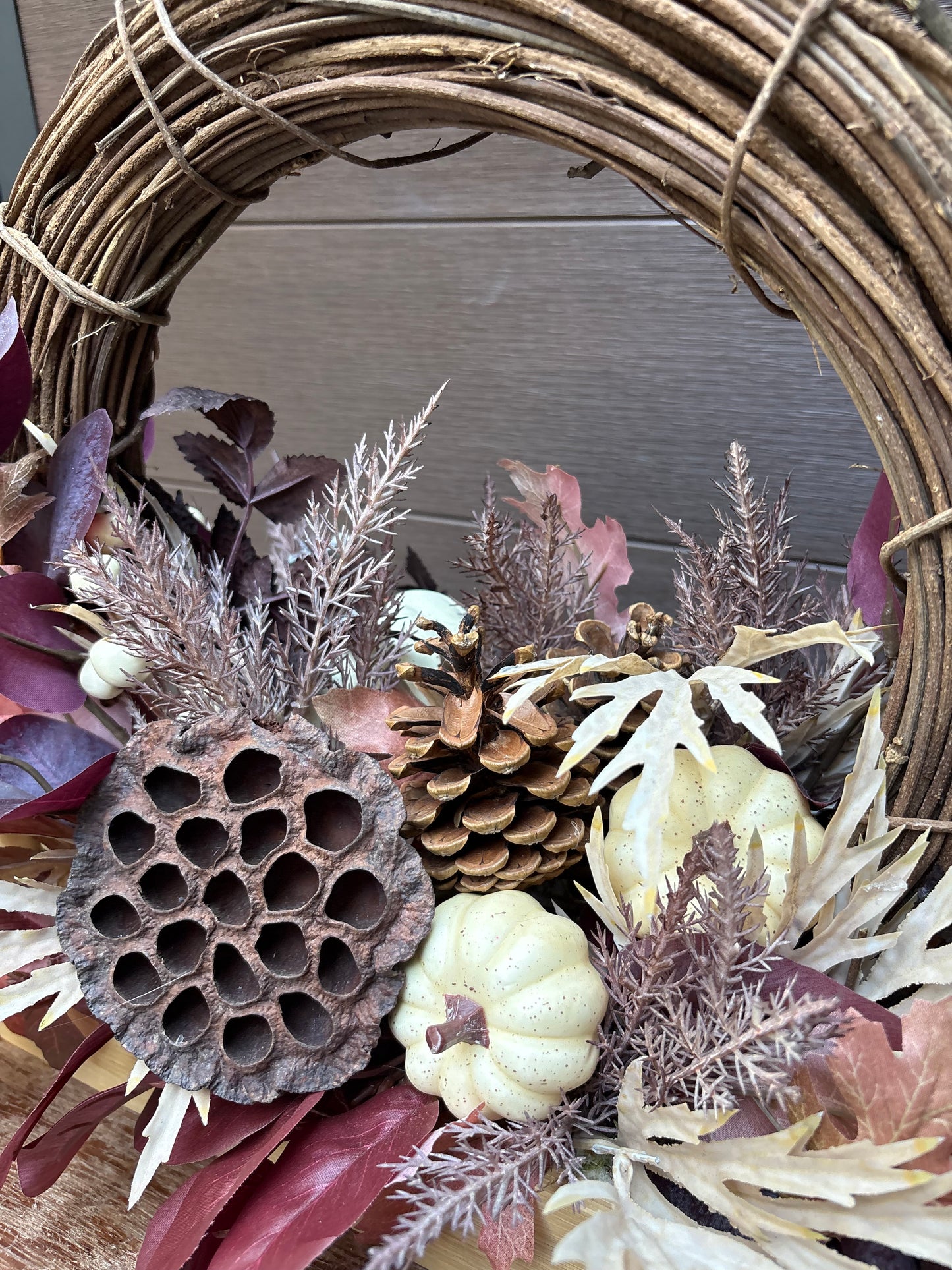 Centre de table d’automne double face – Arche de vigne et citrouille