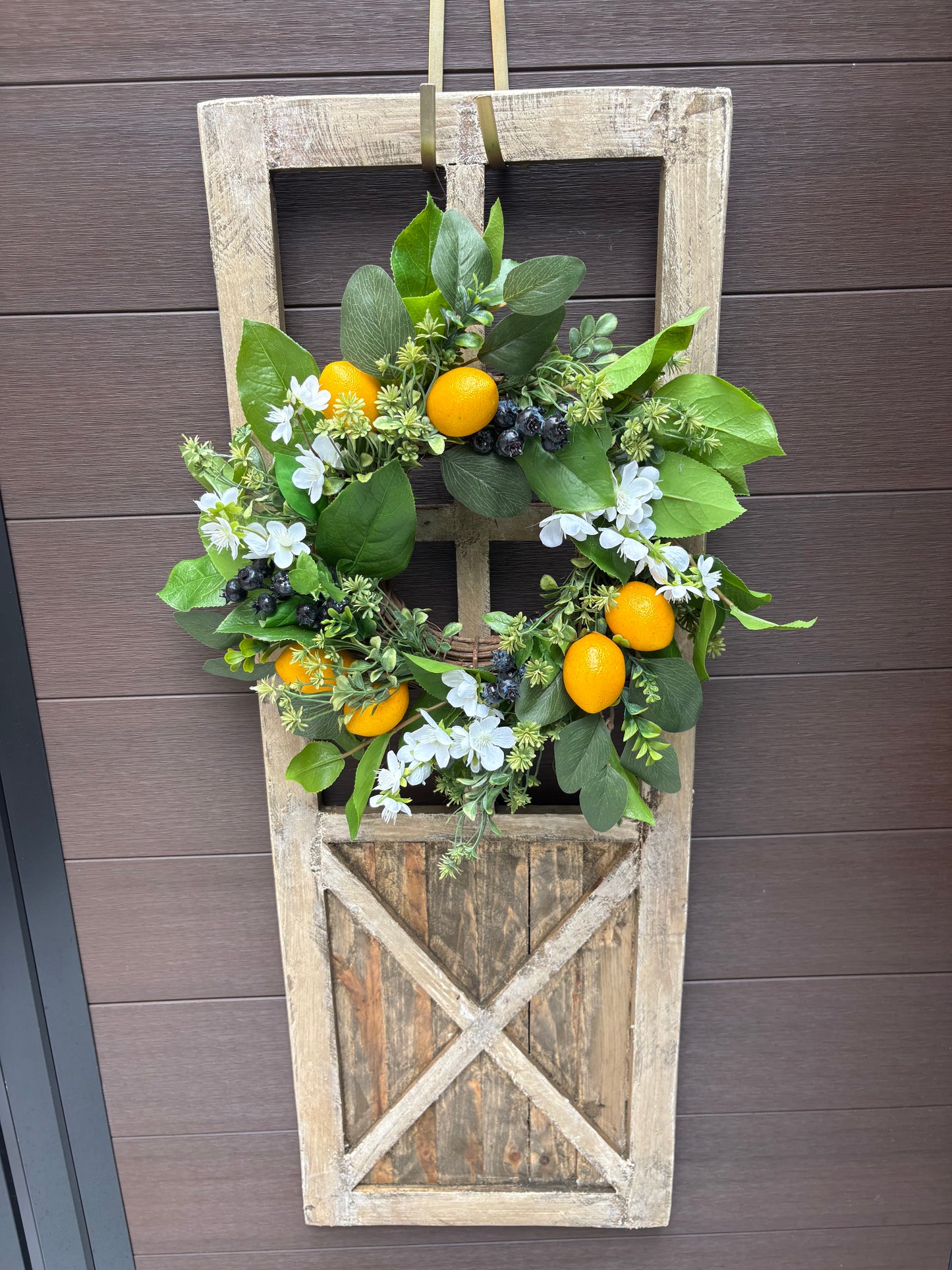 Porte décorative en bois avec couronne citron et verdure – déco murale rustique