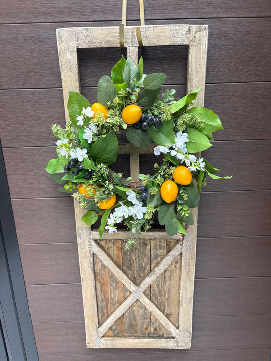 Porte décorative en bois avec couronne citron et verdure – déco murale rustique