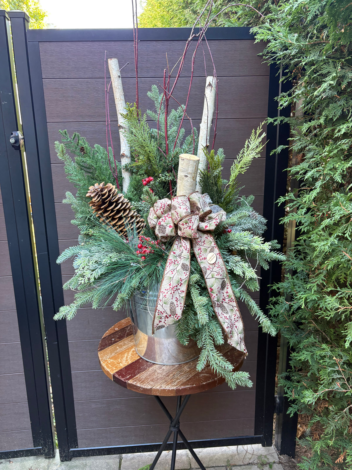 Arrangement hivernal rustique en pot de métal – 37 pouces