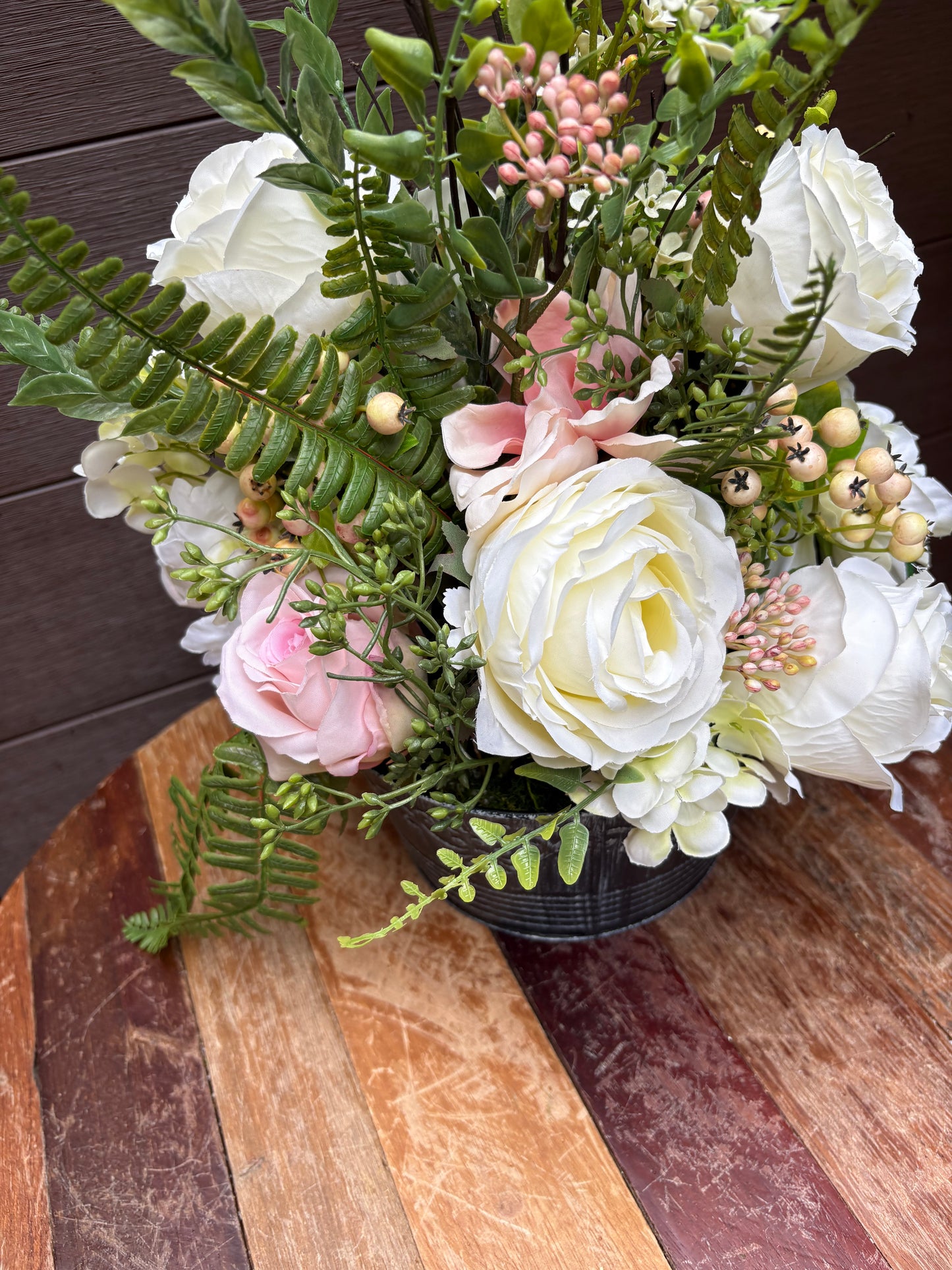 Arrangement floral blanc et blush en pot – style champêtre chic