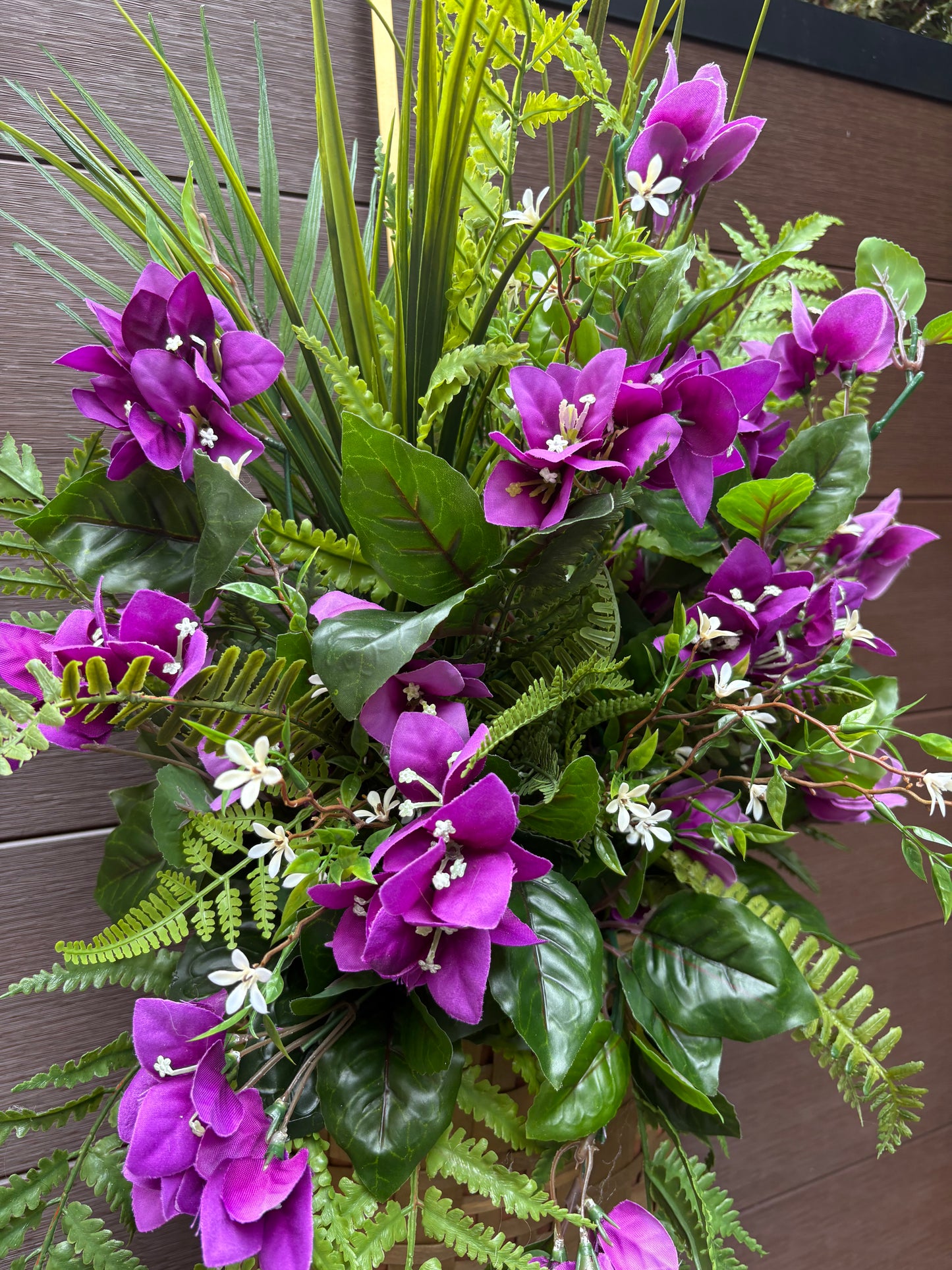 Panier mural fleuri bougainvillier violet – décoration extérieure luxuriante rustique chic
