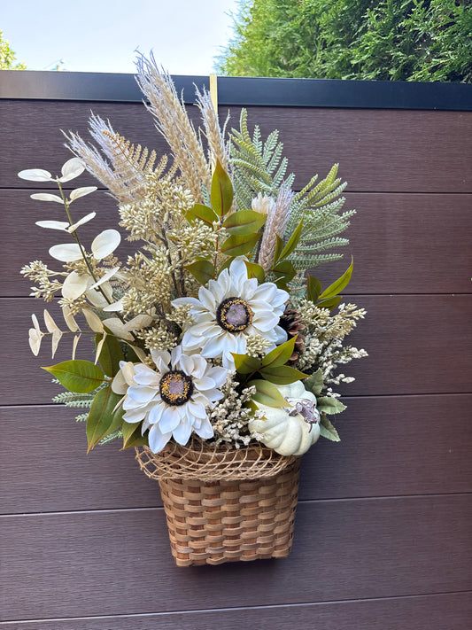 Panier mural d’automne avec fleurs blanches, citrouille crème et feuillages artificiels