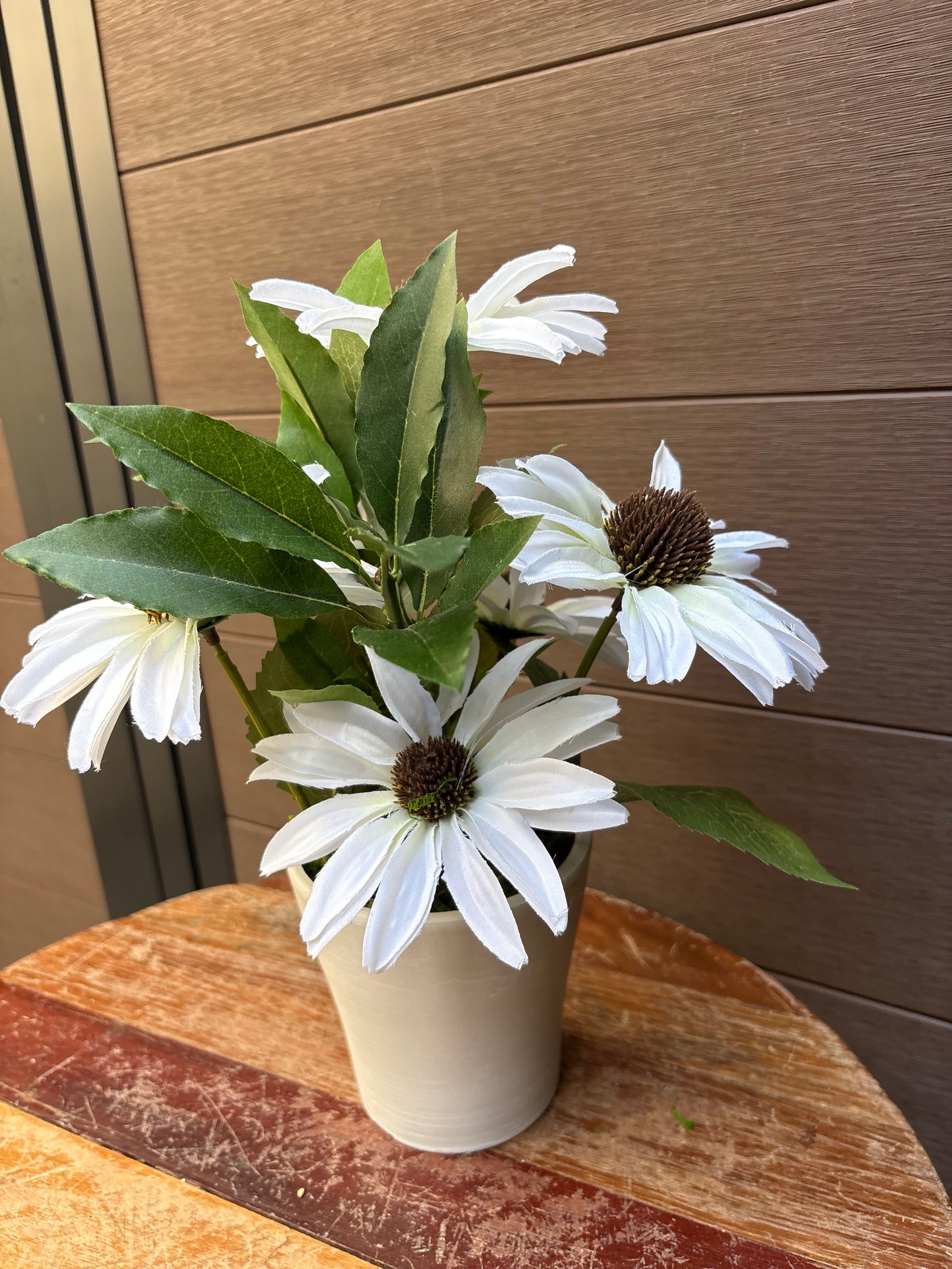 White rudbeckia floral arrangement