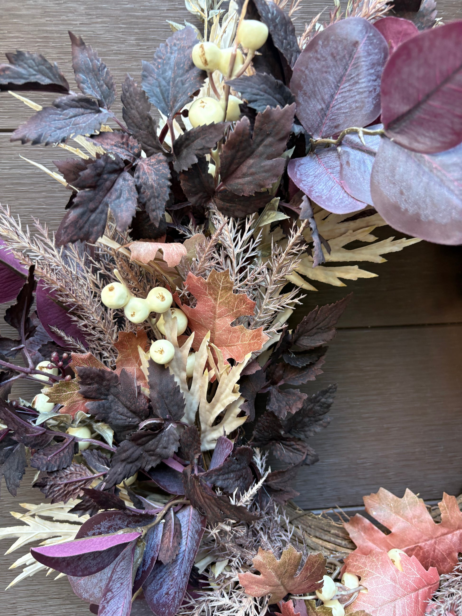Détail des feuillages bordeaux et cuivrés de la couronne d’automne