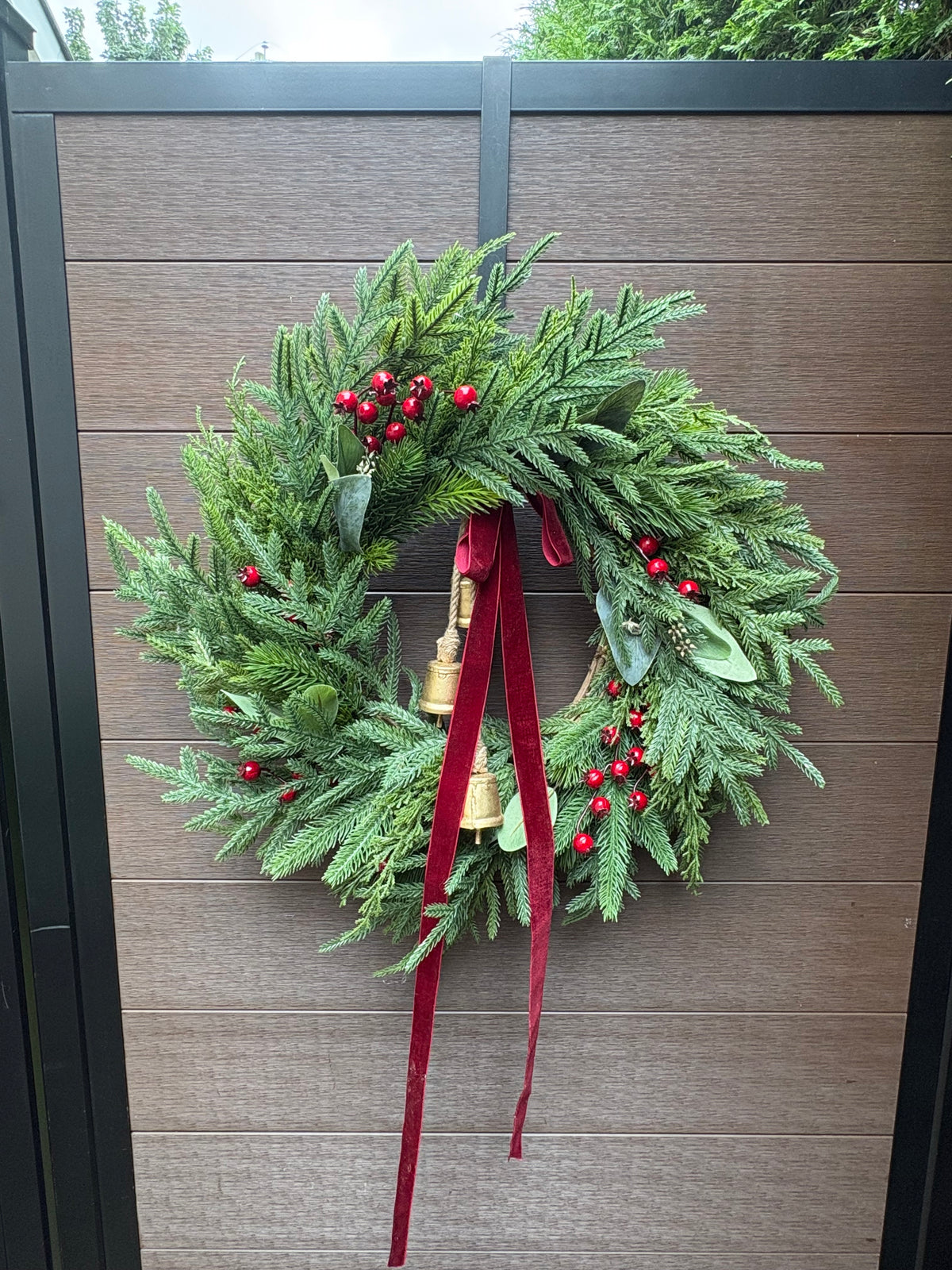 Couronne de Noël naturelle en pin Norfolk, eucalyptus et velours bourgogne