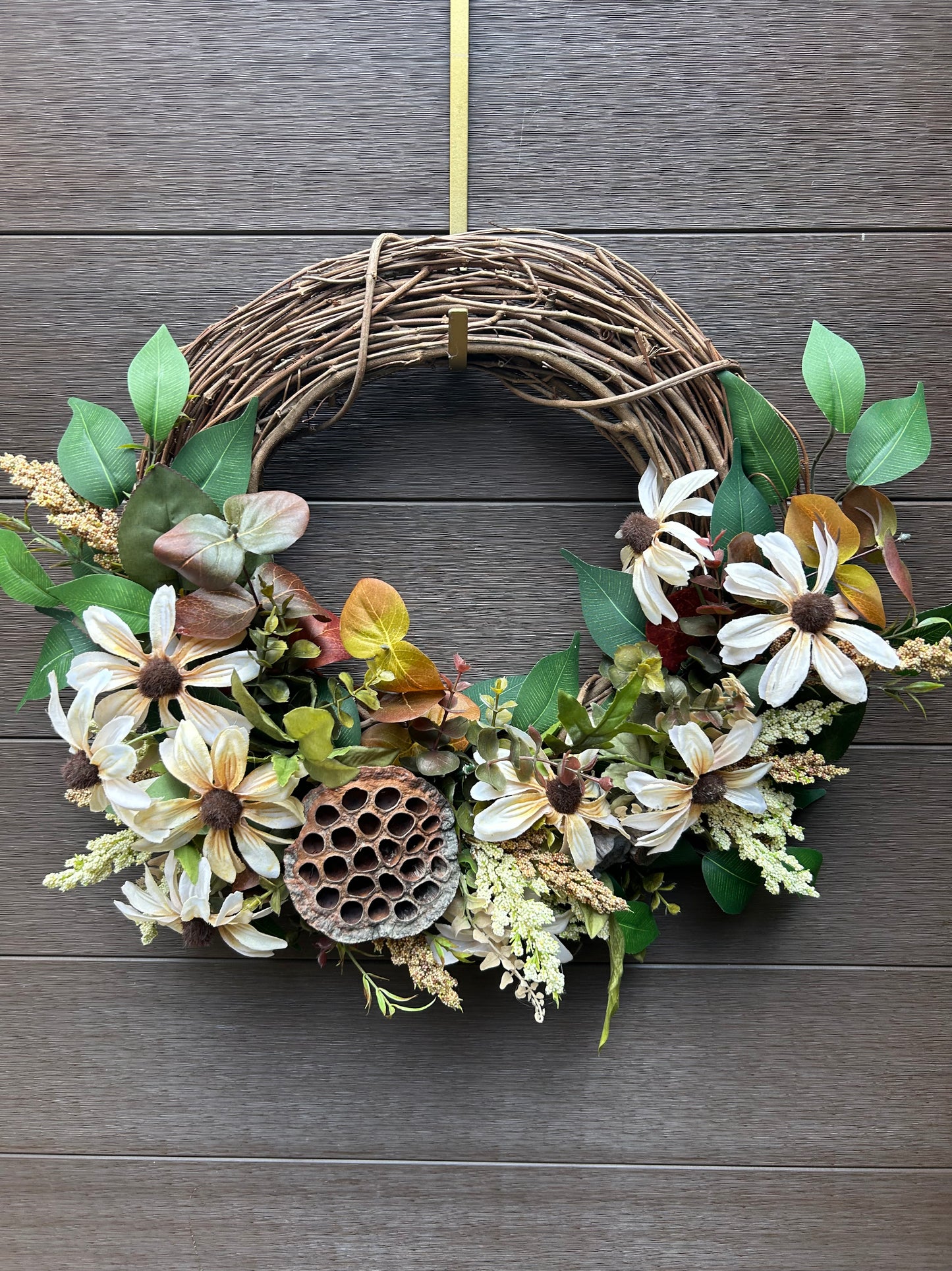 Couronne automnale naturelle – Marguerites crème et capsule de lotus