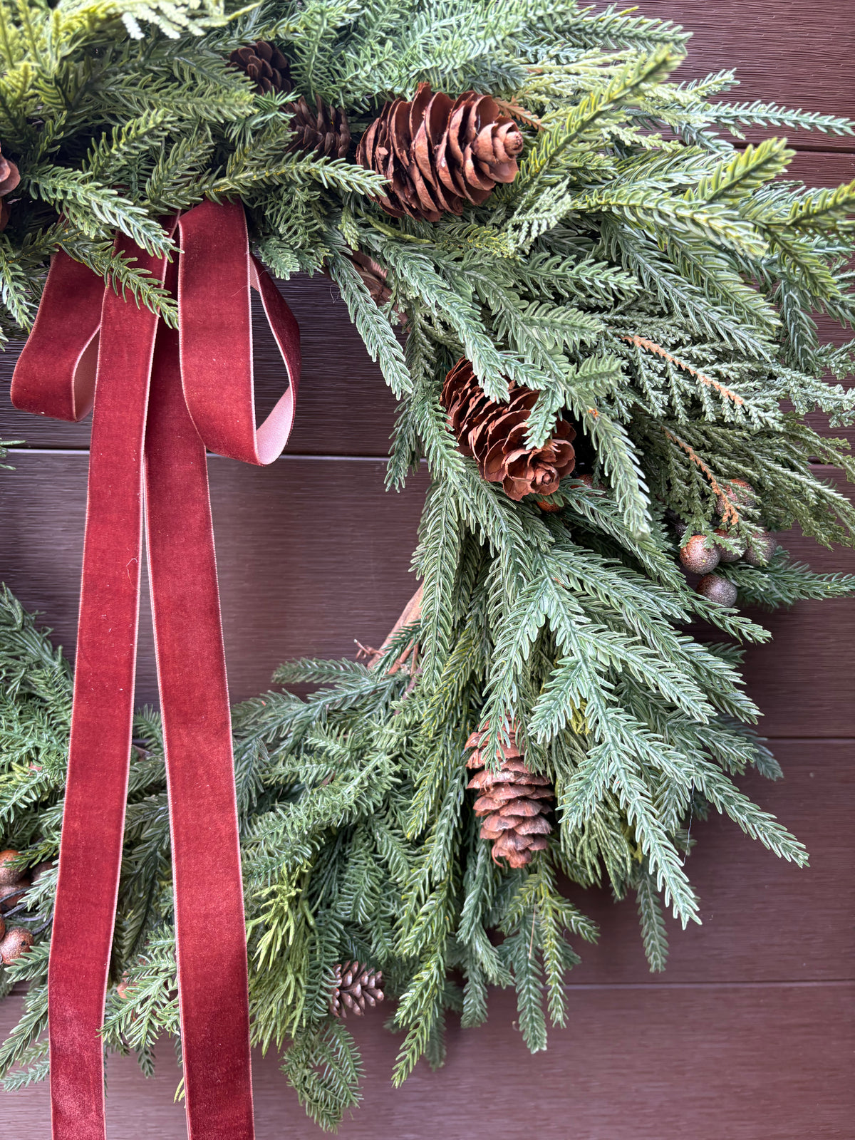 Couronne d’hiver 25 po – Sapinage naturel et ruban de velours brun