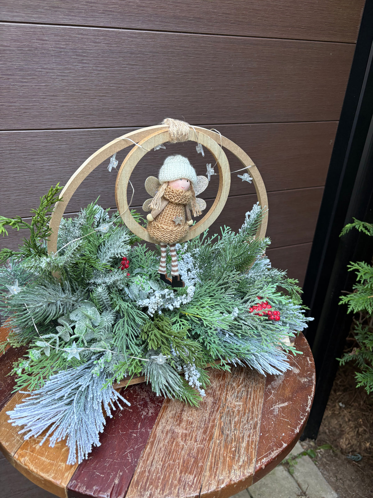Arrangement hivernal avec ange décoratif et cercles de bois – 19 × 13 po