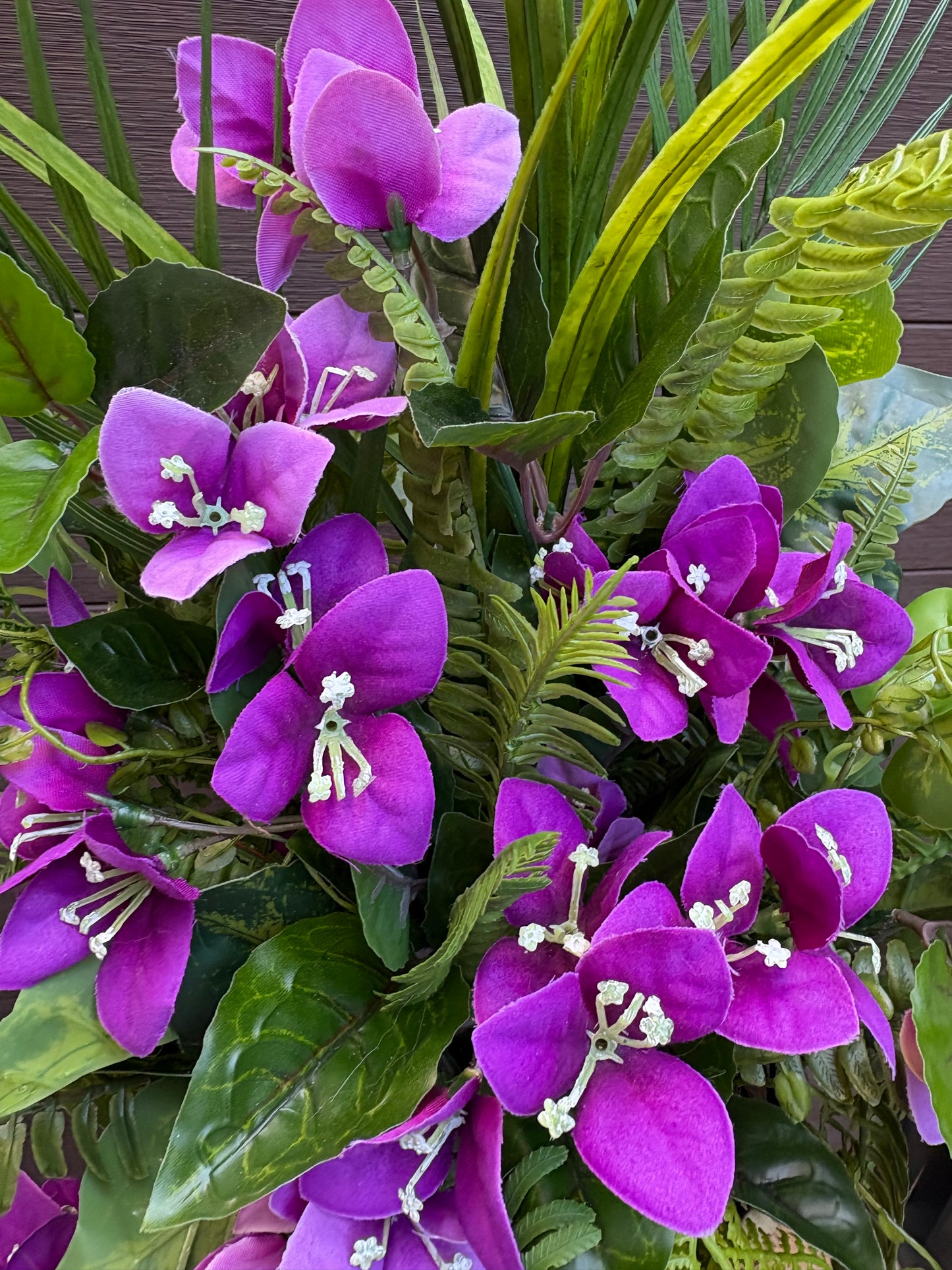 Arrangement bougainvillier mauve et feuillage – style exotique chic