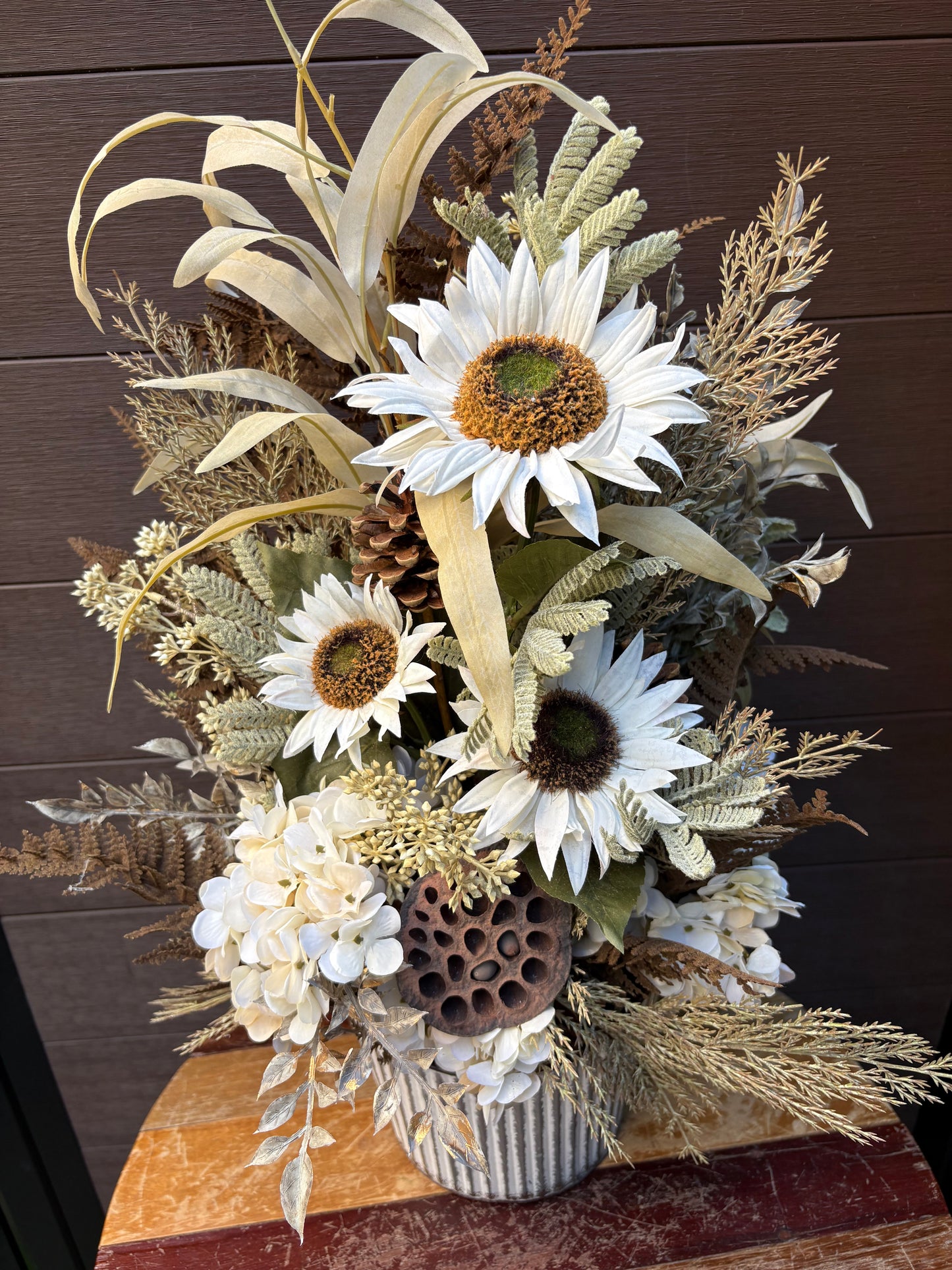 Arrangement floral d’automne – Tournesols blancs et hortensias
