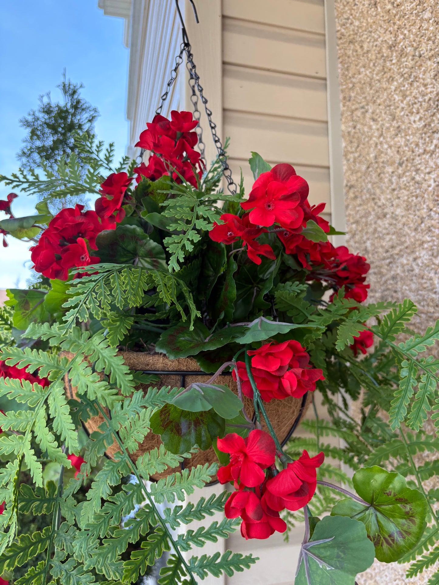 Panier suspendu rustique chic en coco traité UV – Géranium rouge | Collection Camille