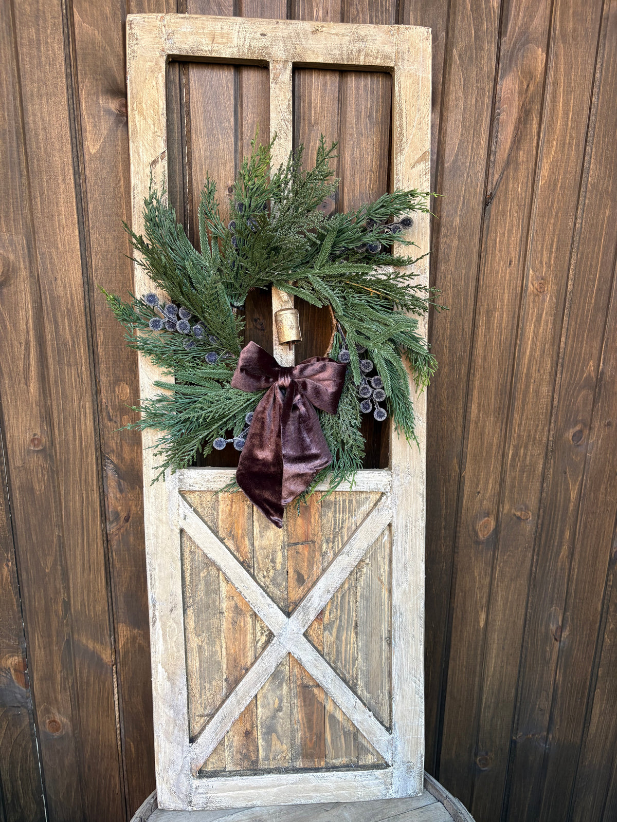Porte de grange décorative en bois vieilli – Couronne hivernale et velours brun