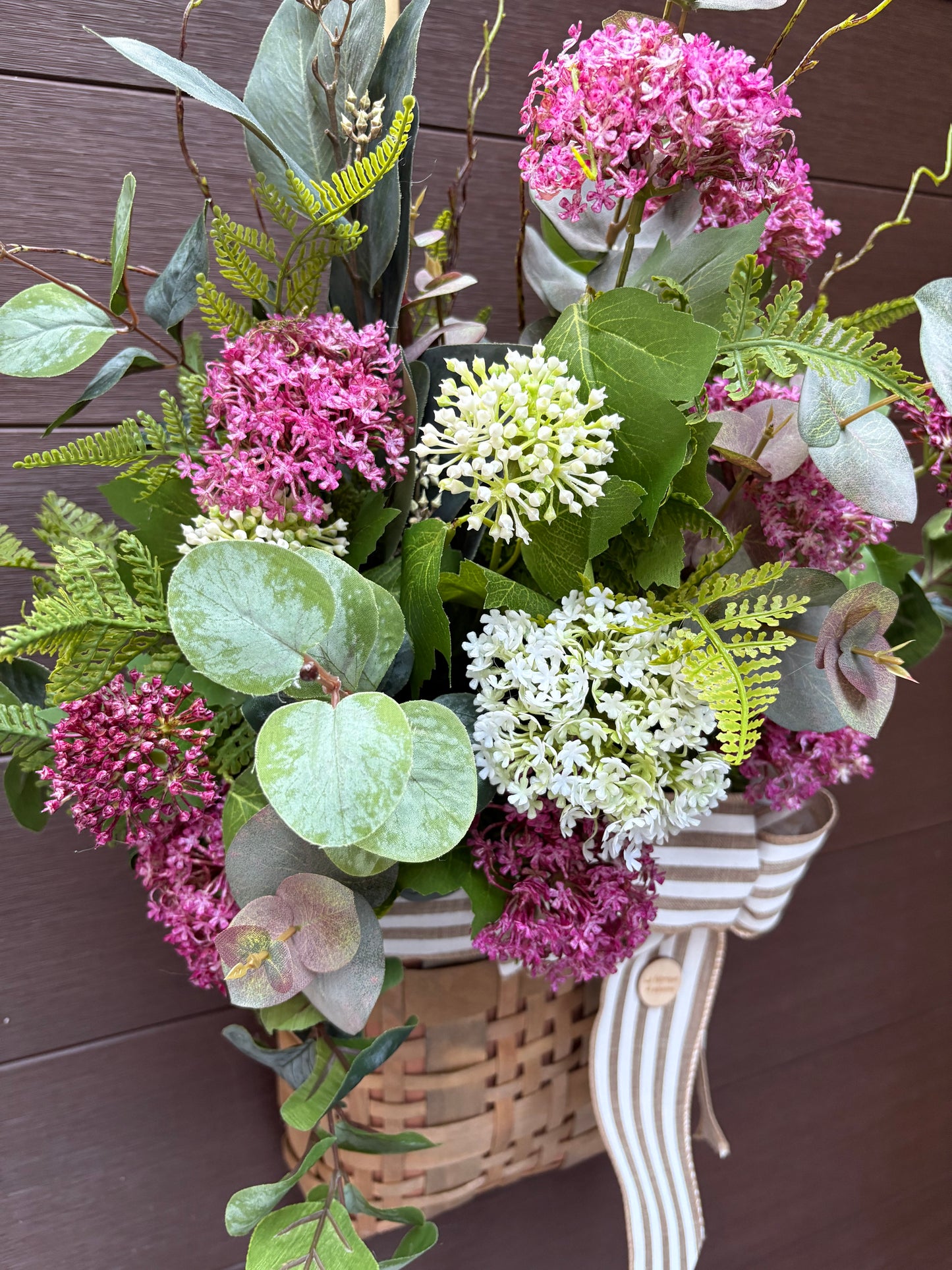Panier mural printanier eucalyptus et fleurs roses – décoration porte extérieure rustique chic