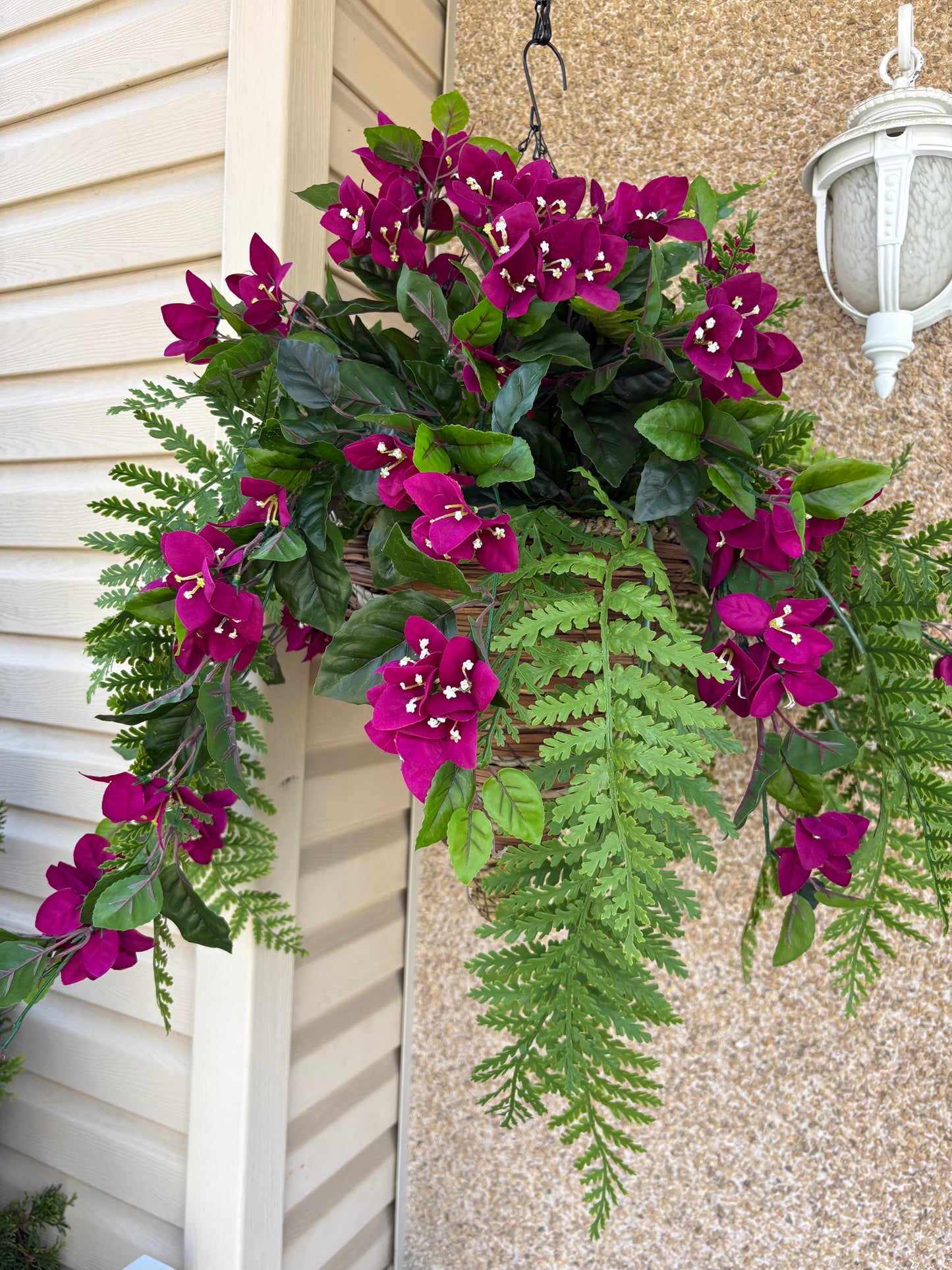 Panier suspendu conique en osier UV | Bougainvillier prune rustique chic