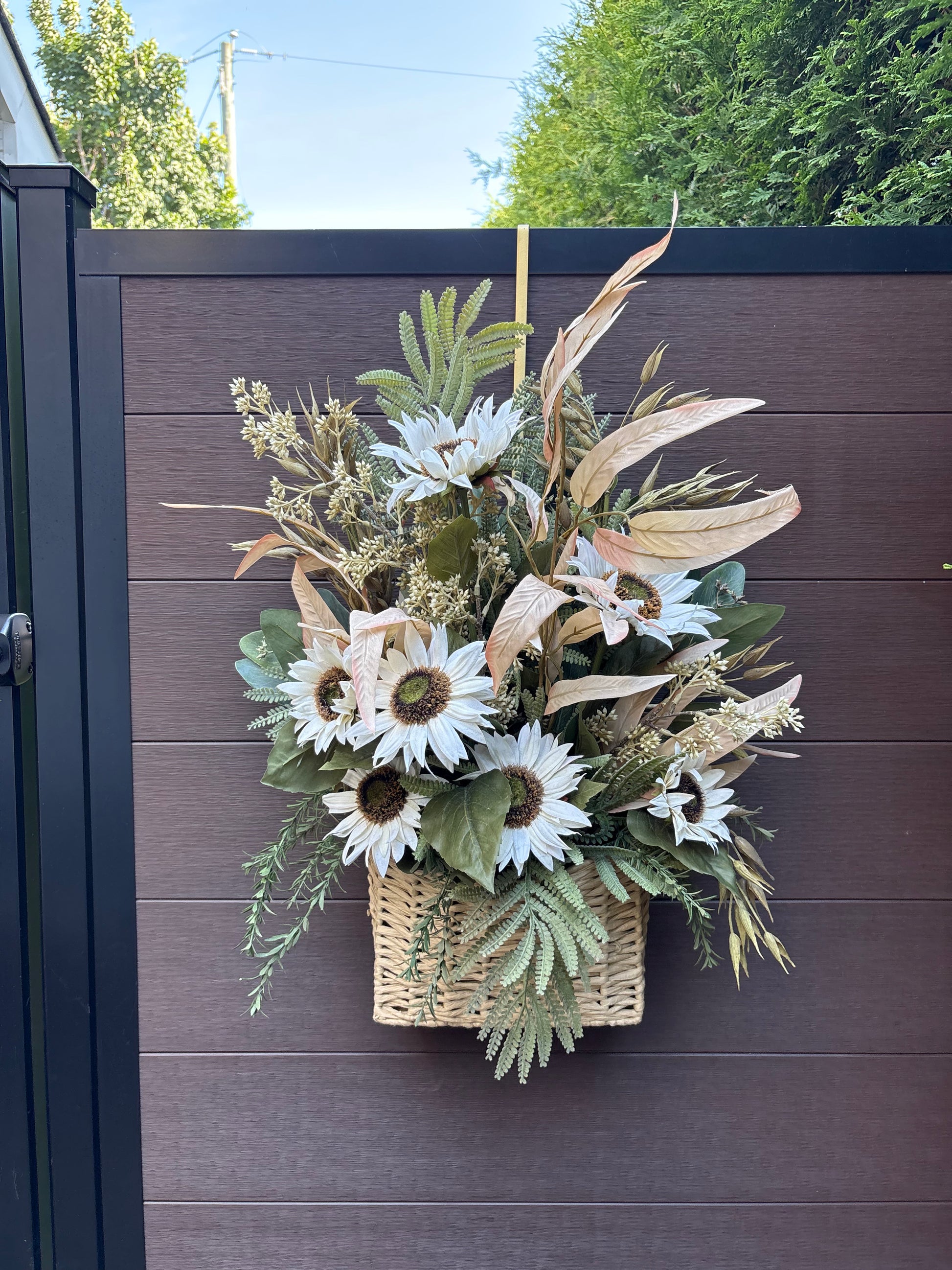 Panier floral d’automne de 25 po avec tournesols blancs et feuillages artificiels