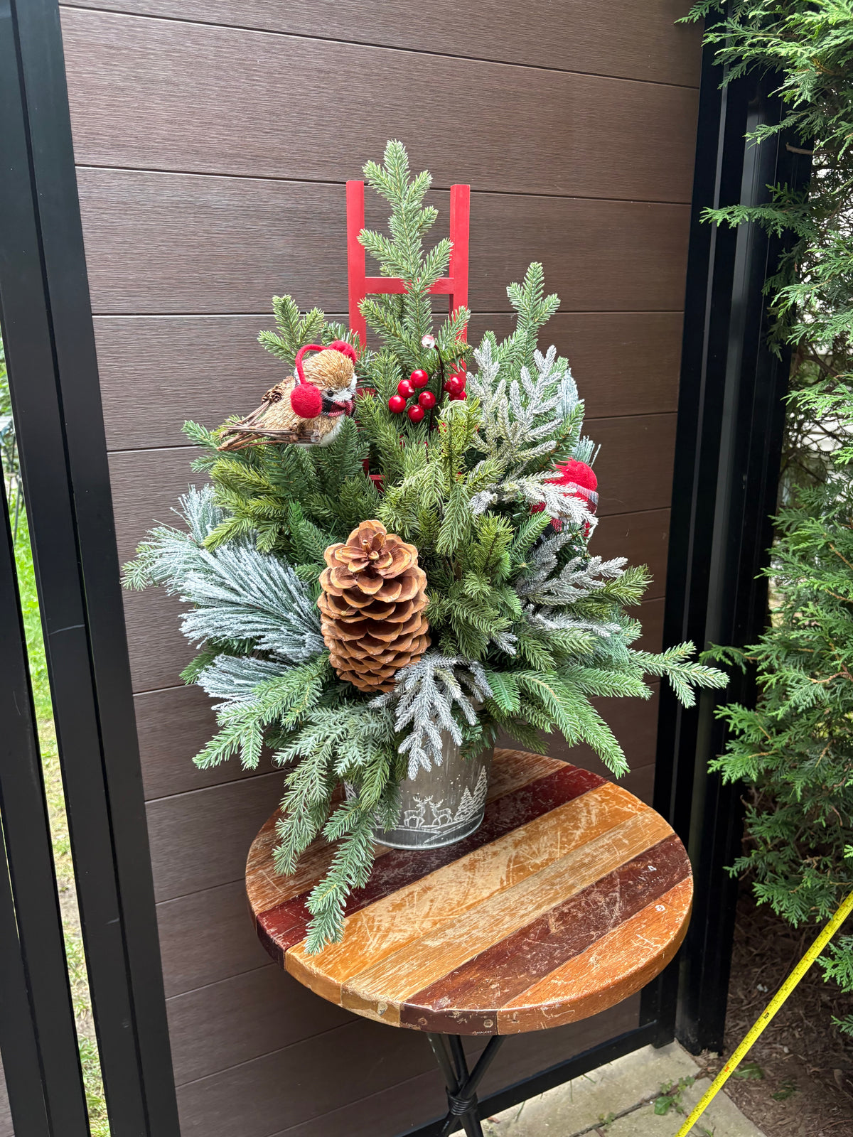 Bouquet hivernal rustique 28 x 22 po – Verdure, cocottes et baies rouges