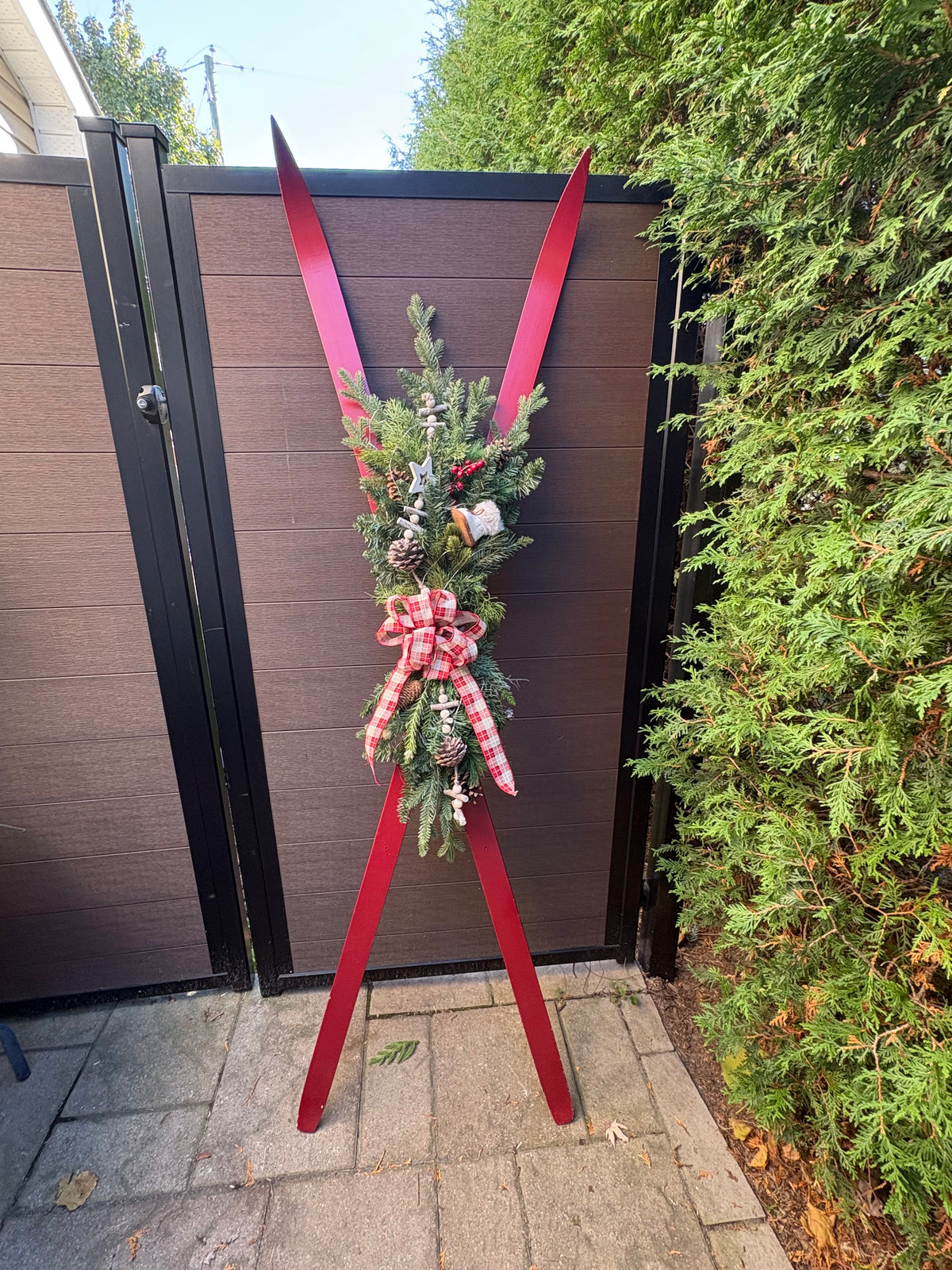 Skis vintage rouges décoratifs de 70 pouces – Décoration hivernale rustique chic