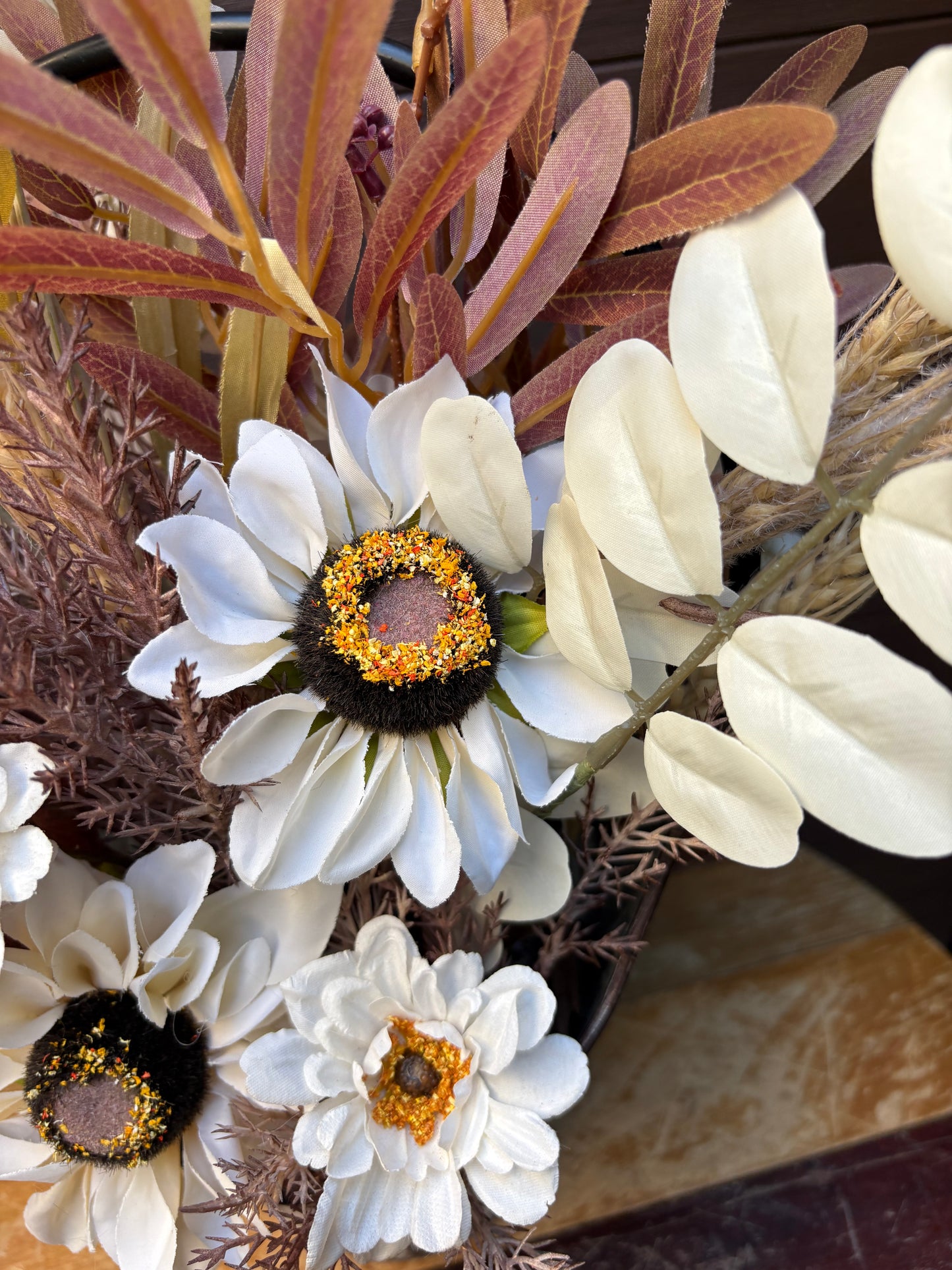 Arrangement floral d’automne champêtre – Fleurs blanches et feuillages naturels