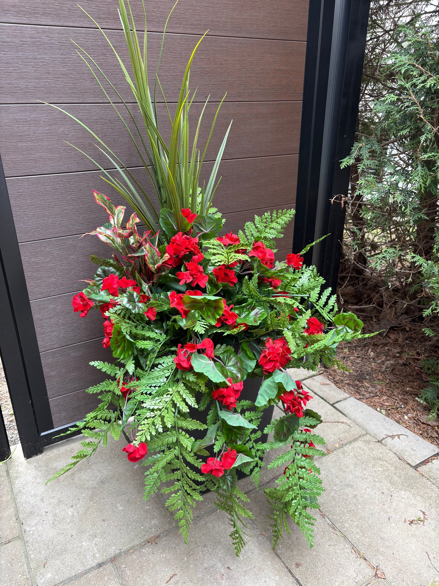 Arrangement extérieur – Géranium, fougère et feuillage panaché