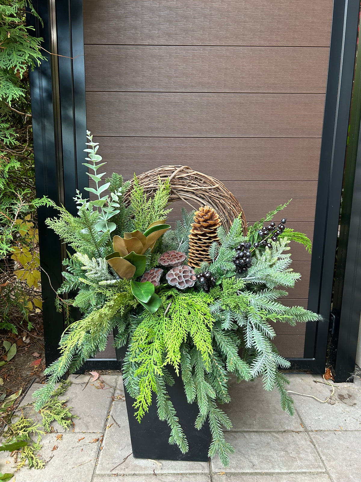Arrangement hivernal naturel en pot – Verdure, cocottes et couronne de vigne