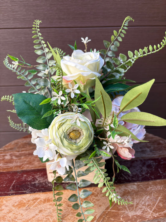 Petite création florale blanche et verdoyante – style naturel