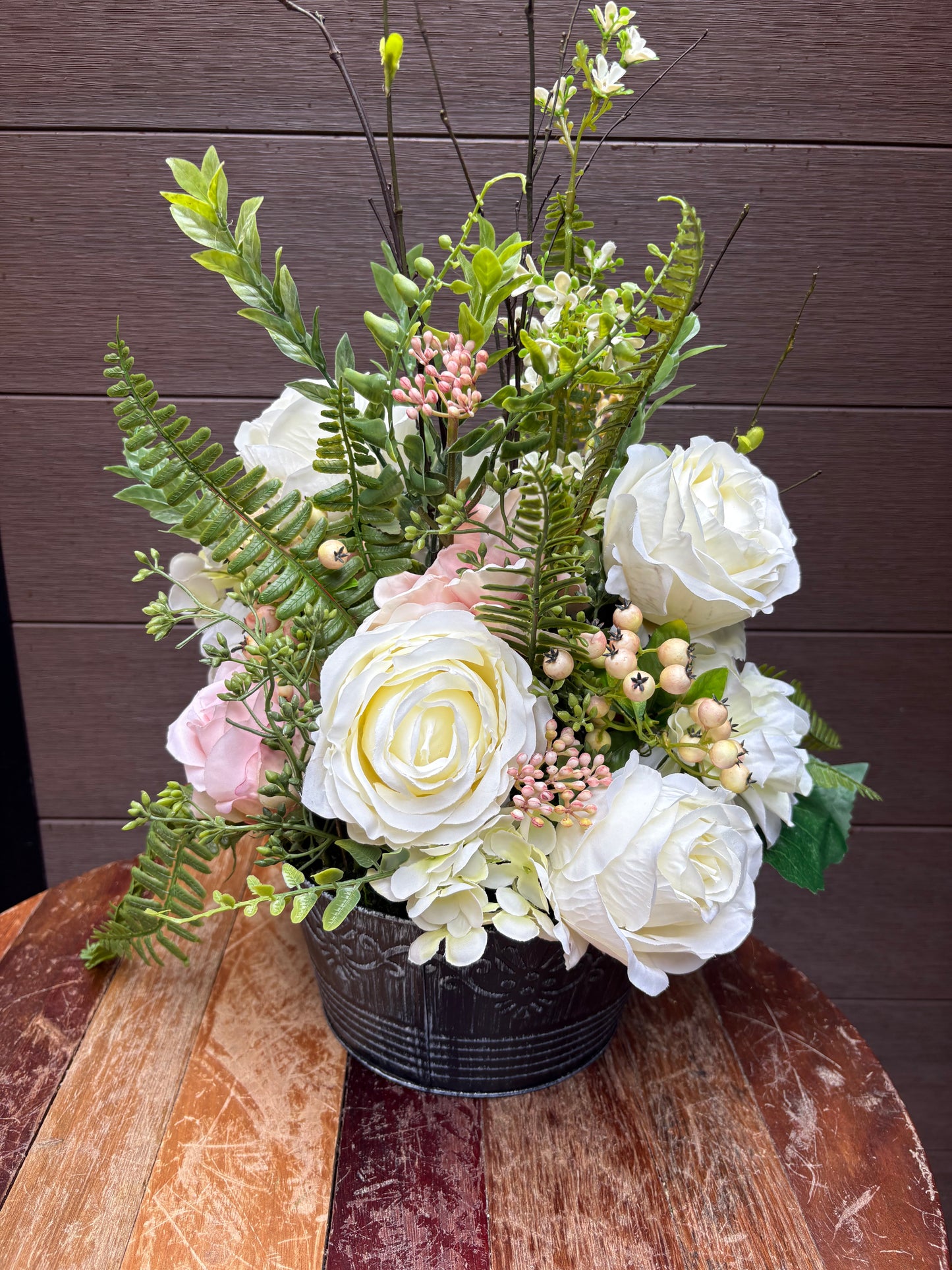 Arrangement floral blanc et blush en pot – style champêtre chic