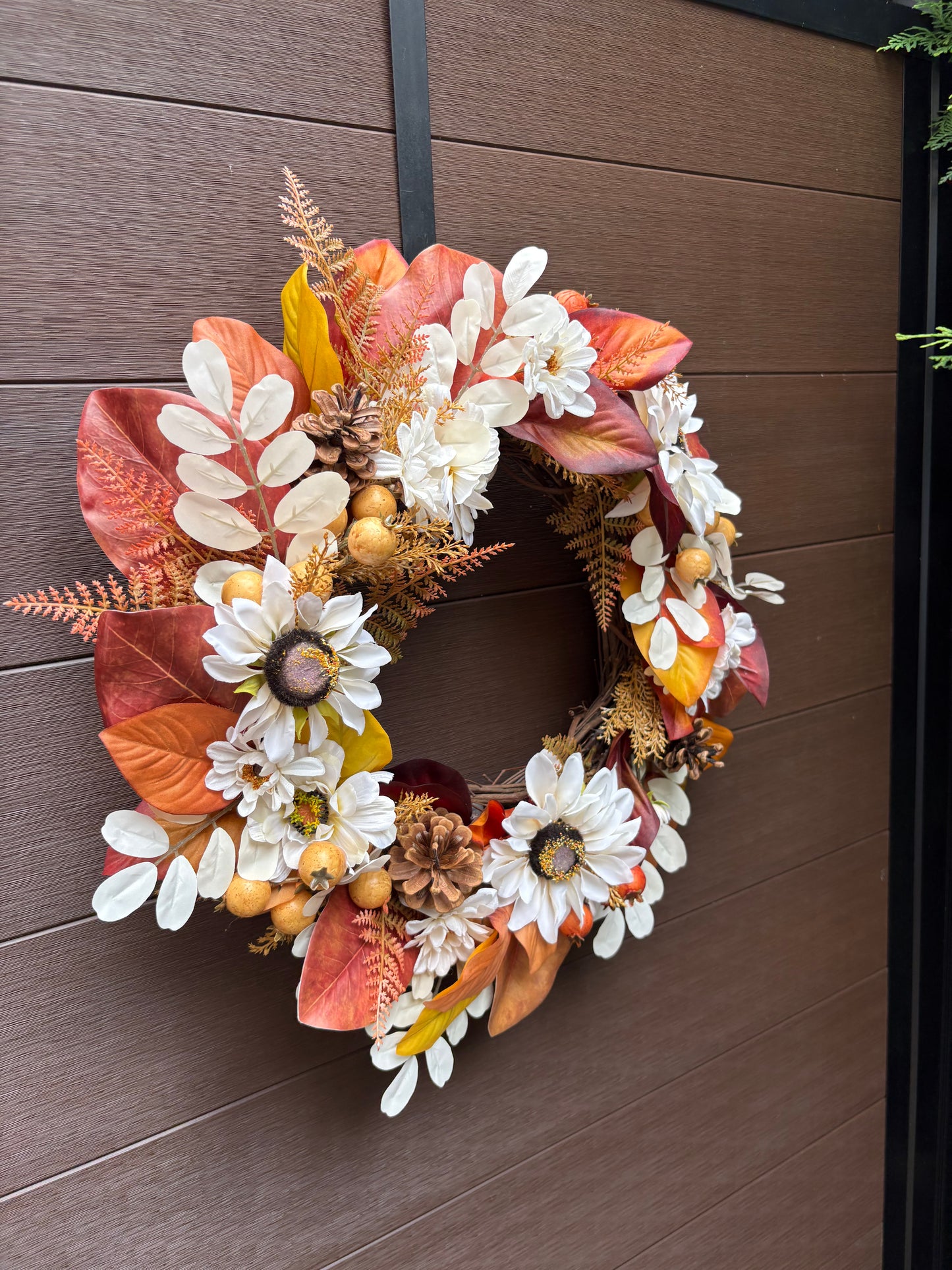 Couronne d’automne aux fleurs blanches et feuillage cuivré