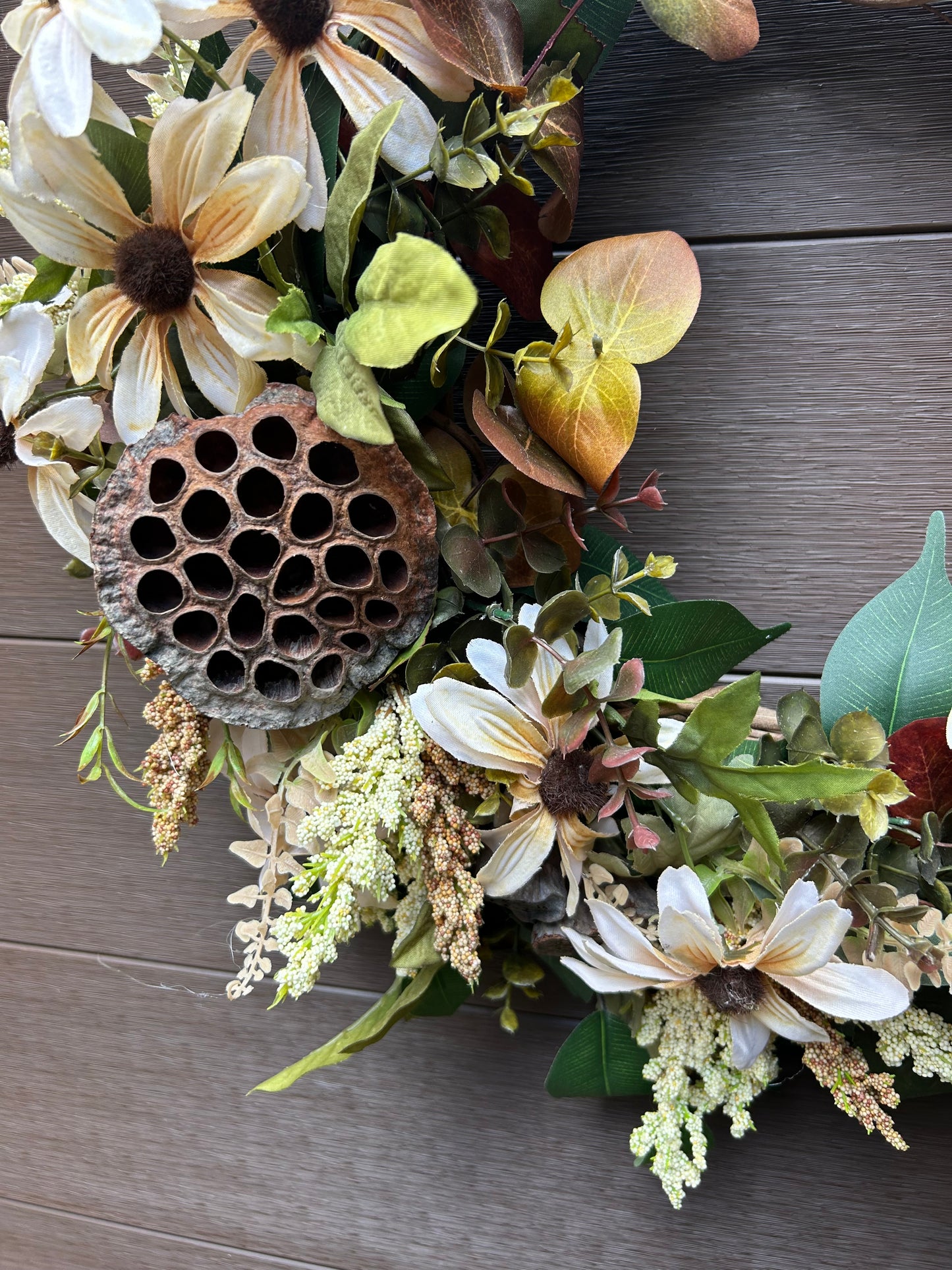 Couronne automnale naturelle – Marguerites crème et capsule de lotus