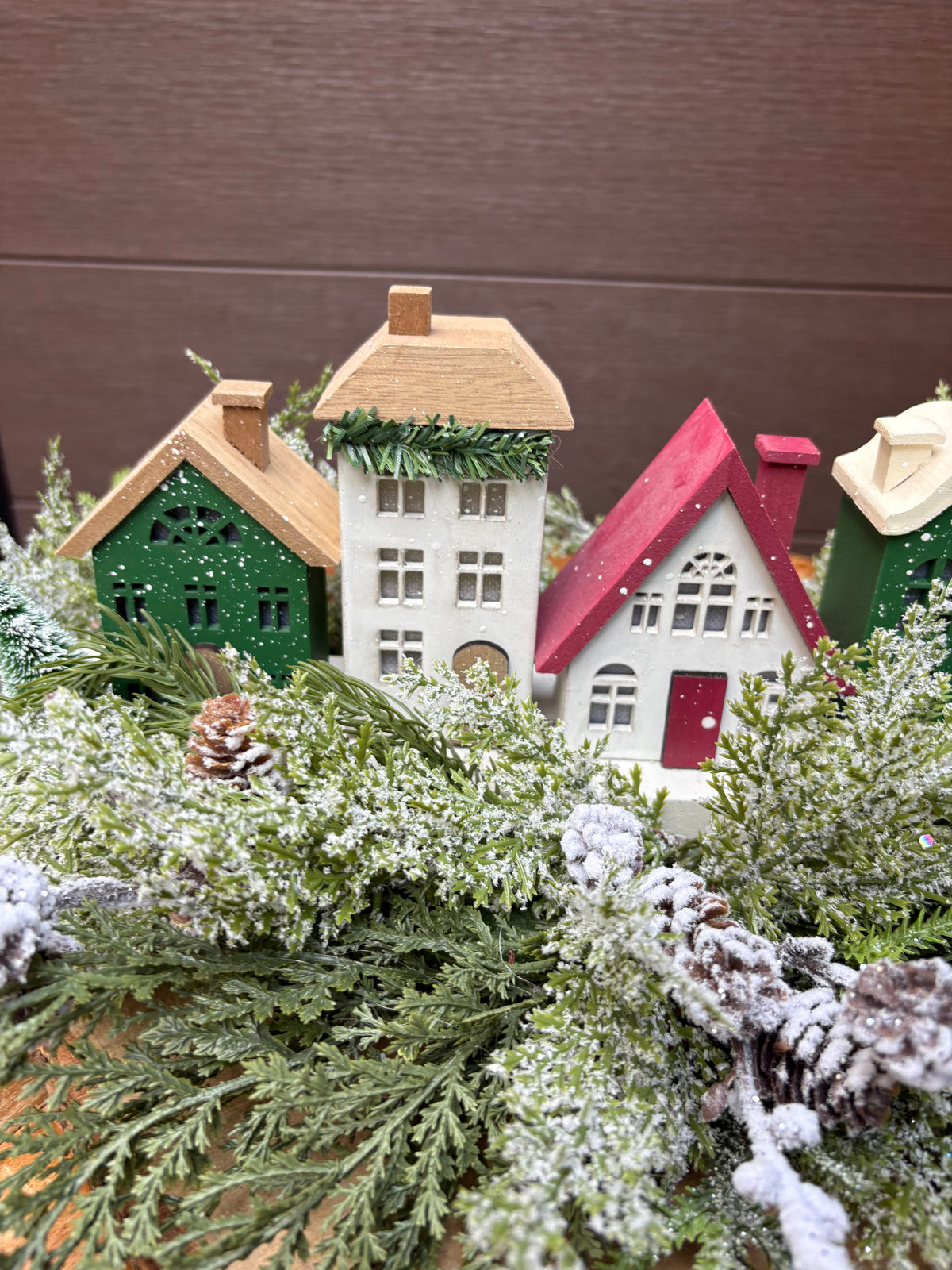 Village de Noël illuminé sur rondin de bois naturel – Décoration hivernale rustique chic – 22 x 13 po