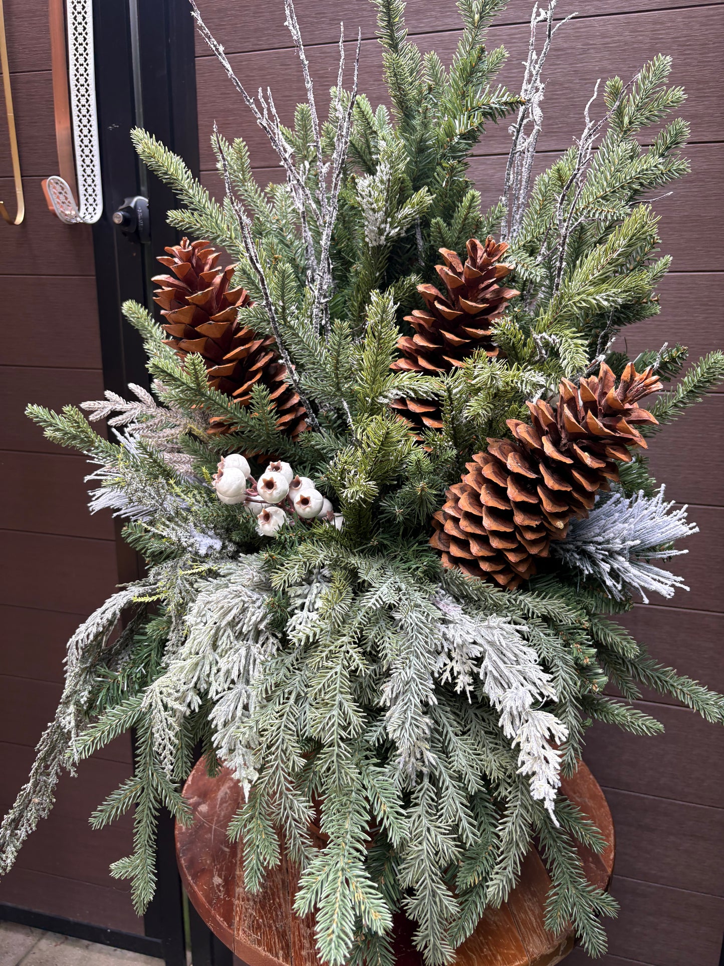 Arrangement hivernal rustique chic en pot d’écorce – 37 po