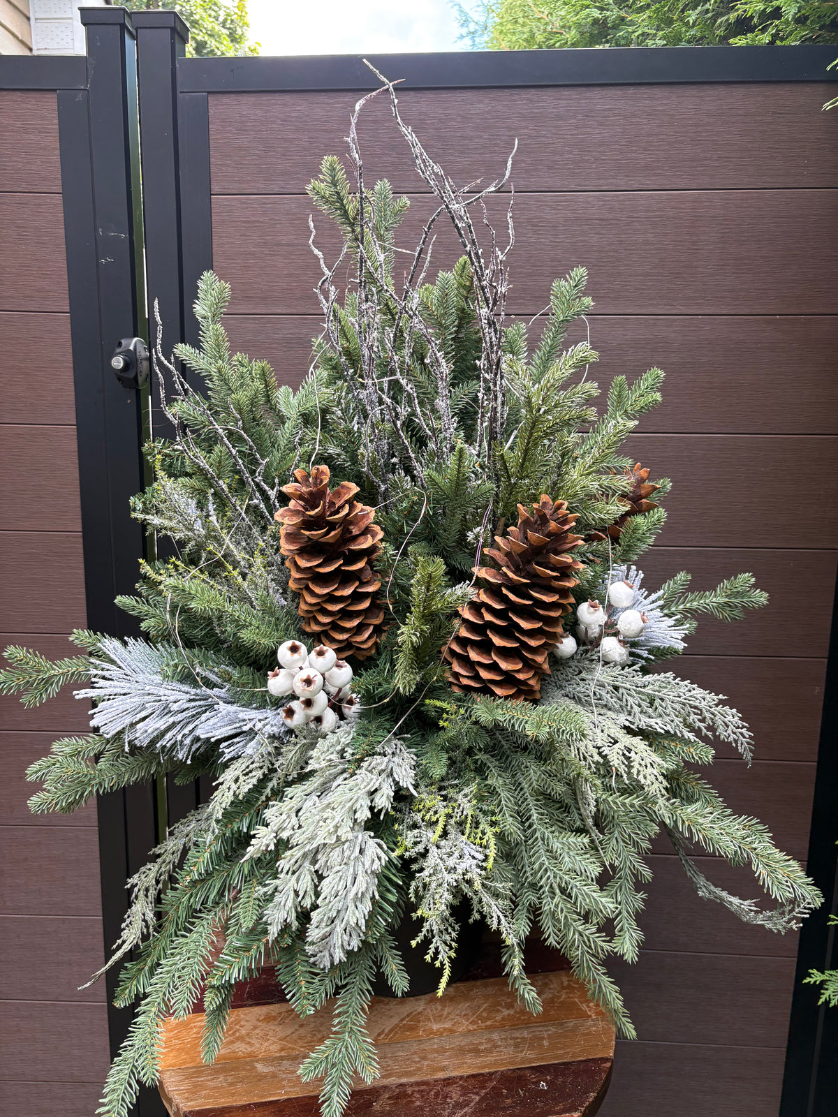 Arrangement hivernal naturel avec grandes cocottes et baies blanches – 36 × 28 po