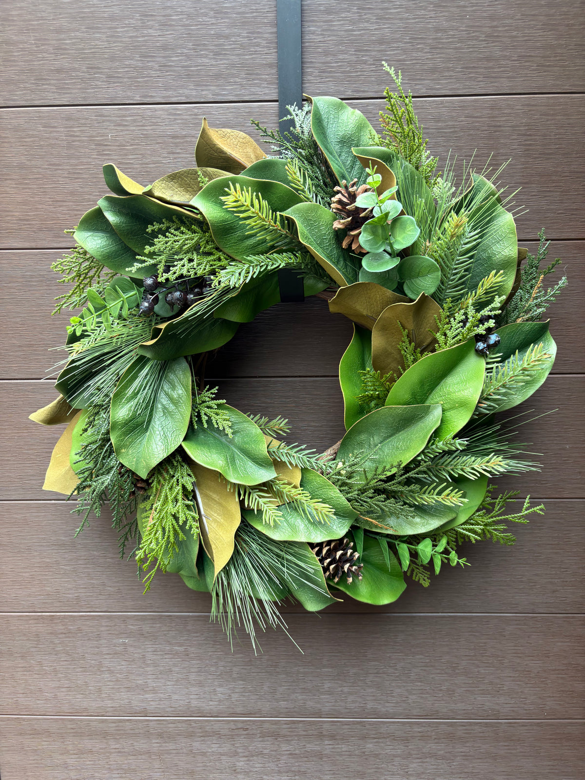 Couronne d’hiver en cèdre, magnolia et bleuets – 22 po