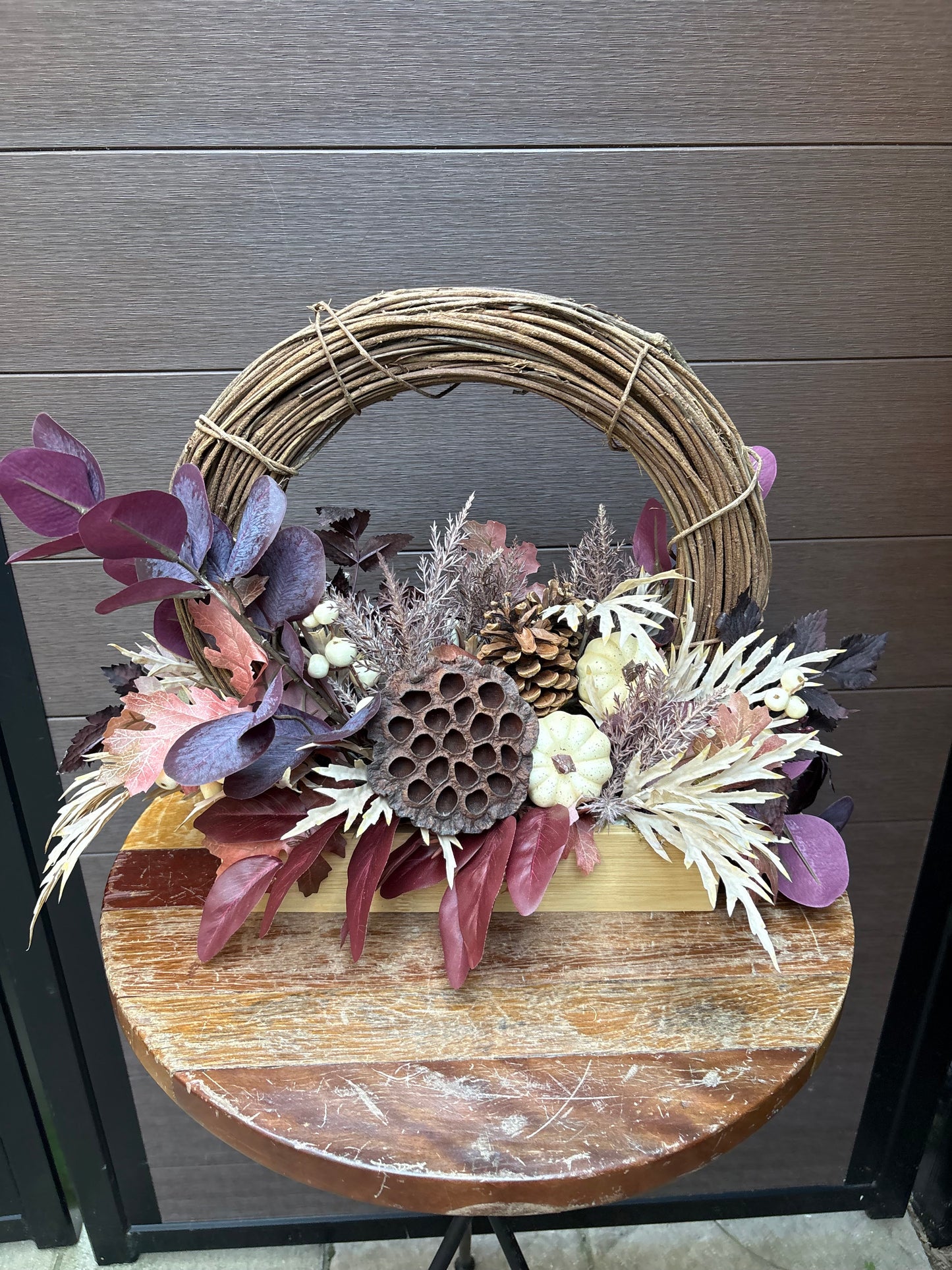 Centre de table d’automne double face – Arche de vigne et citrouille