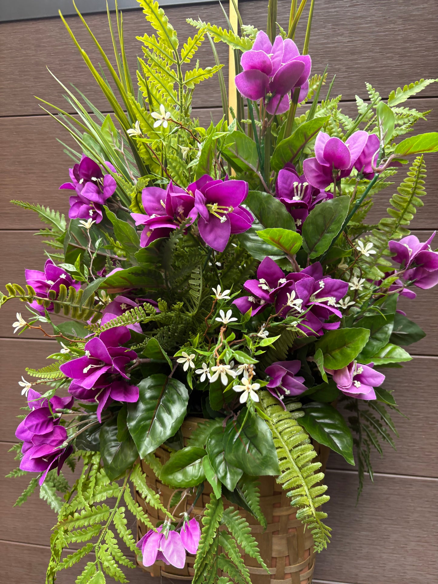 Panier mural fleuri bougainvillier violet – décoration extérieure luxuriante rustique chic