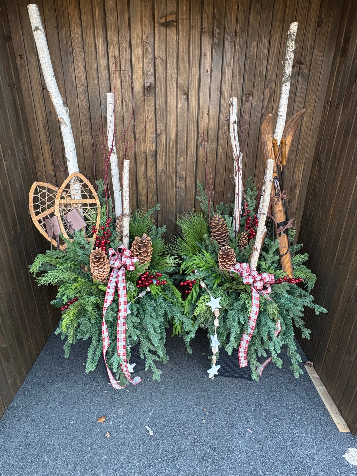 Grand arrangement d’hiver et de Noël avec skis vintage en bois – 72 po