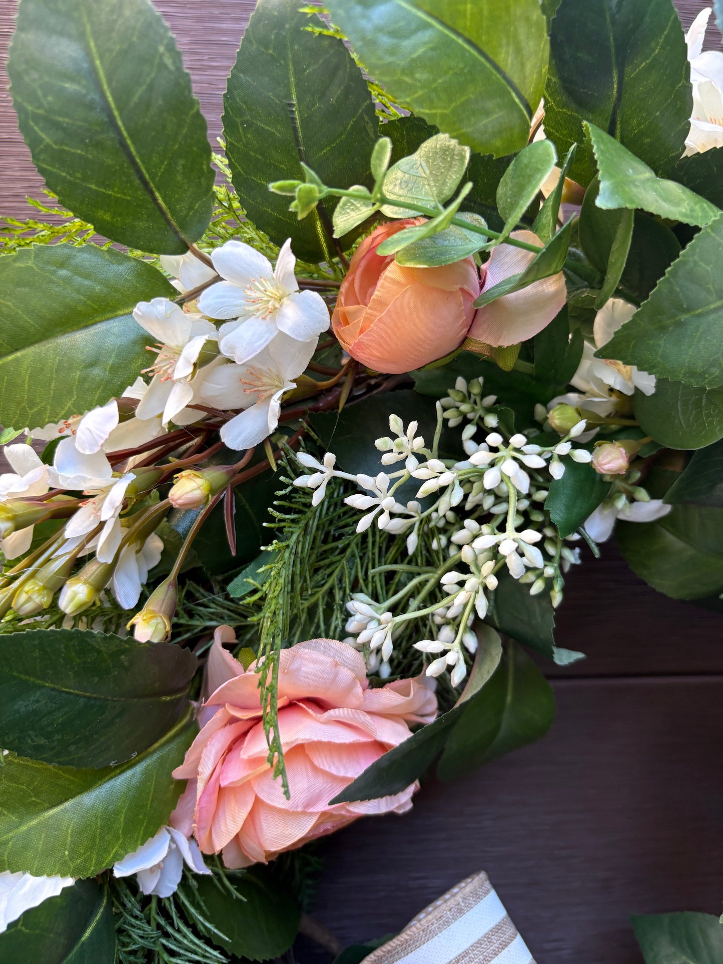 Couronne florale pêche et blanc avec nœud – style romantique chic