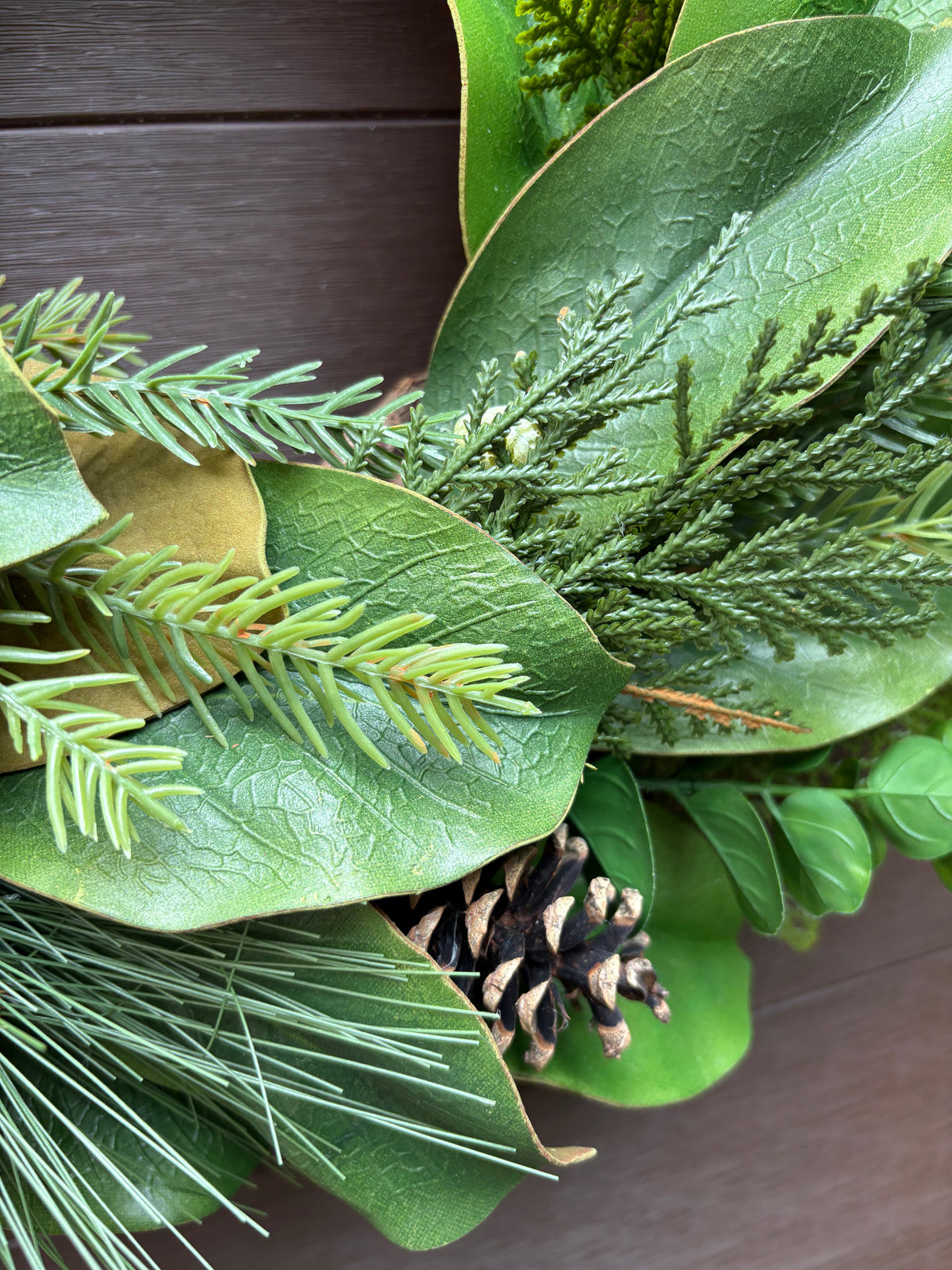 Couronne d’hiver en cèdre, magnolia et bleuets – 22 po
