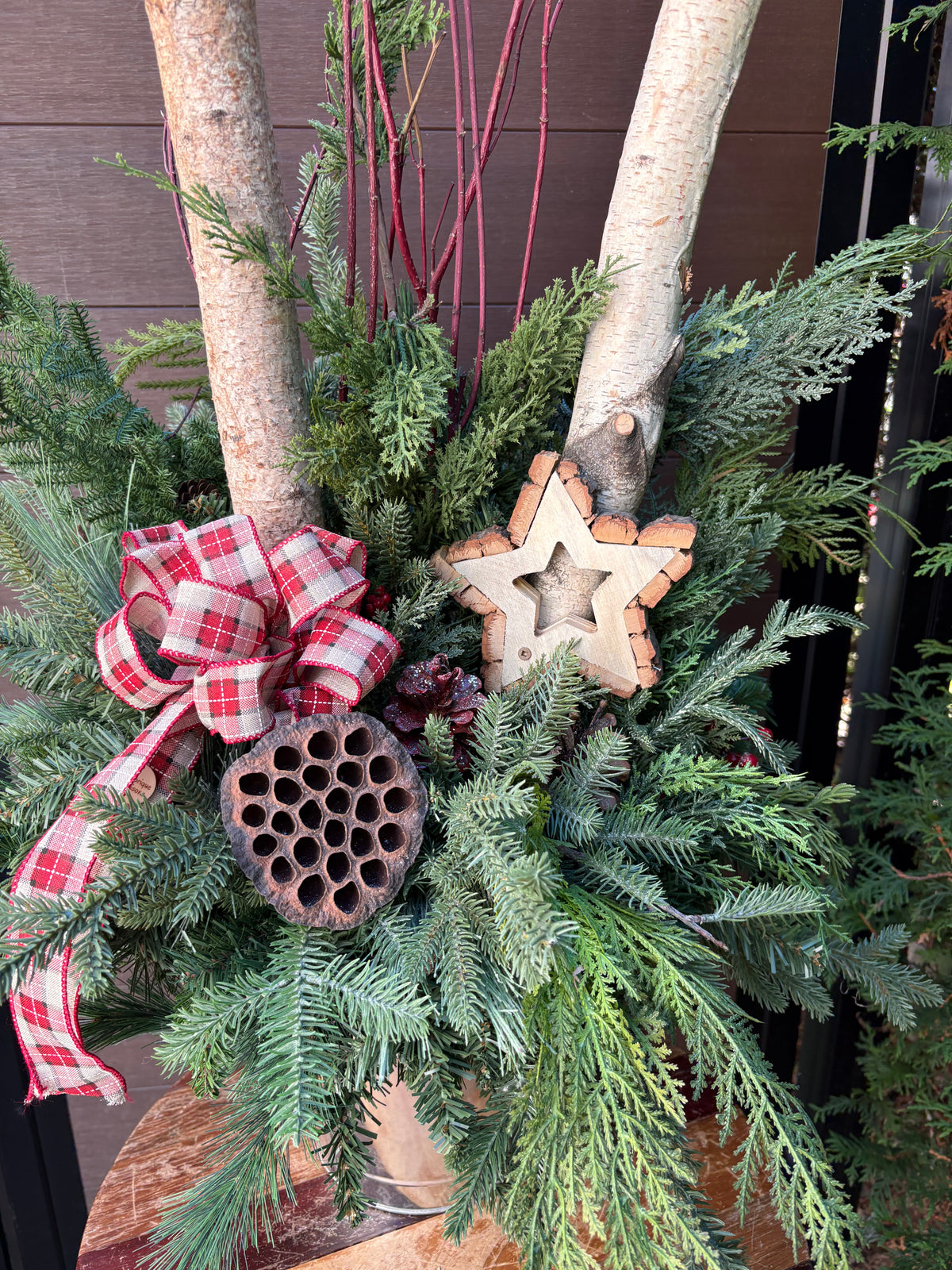 Arrangement hivernal rustique de 32 po – Branches de bouleau et étoile en bois