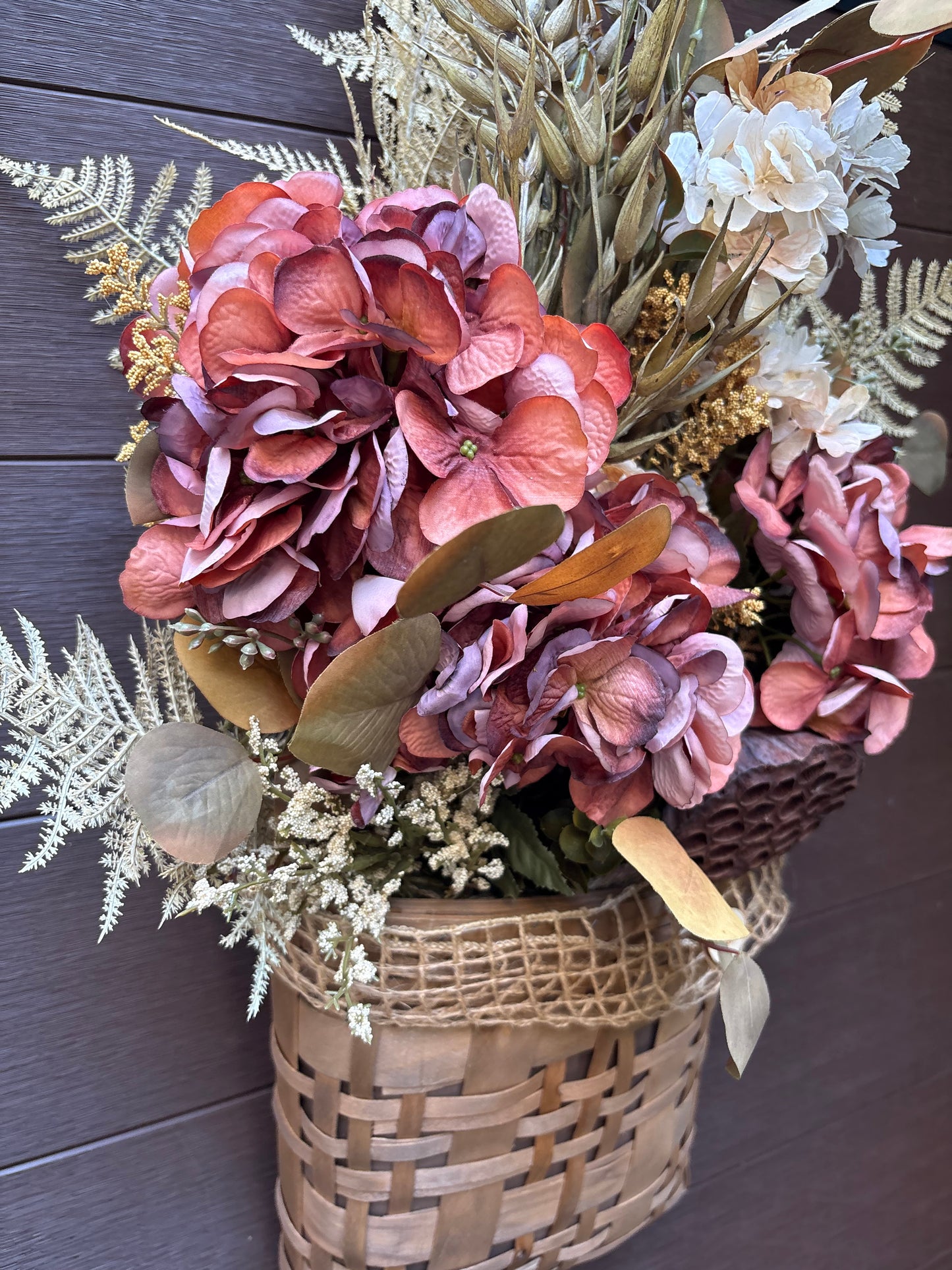 Détail des hortensias bordeaux et des feuillages dorés