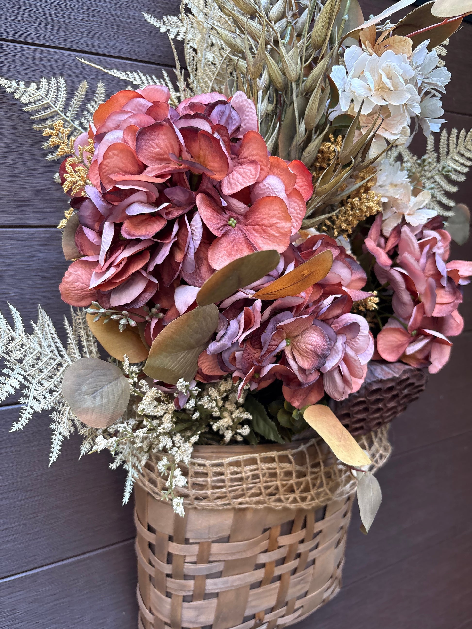 Détail des hortensias bordeaux et des feuillages dorés