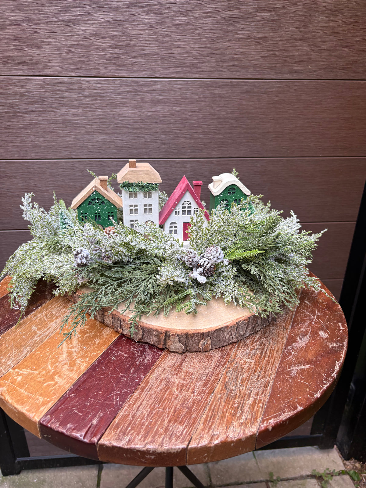 Village de Noël illuminé sur rondin de bois naturel – Décoration hivernale rustique chic – 22 x 13 po
