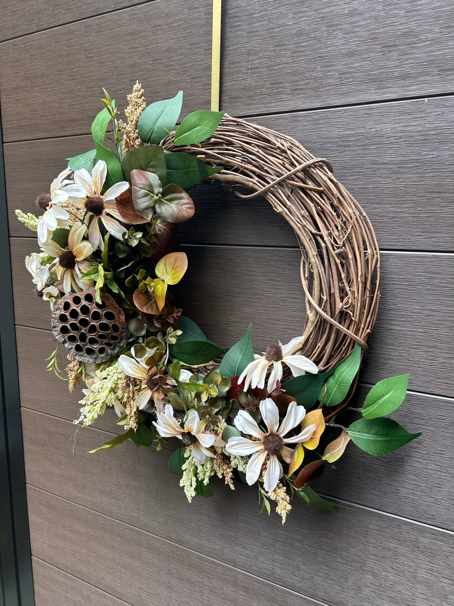 Couronne automnale naturelle – Marguerites crème et capsule de lotus