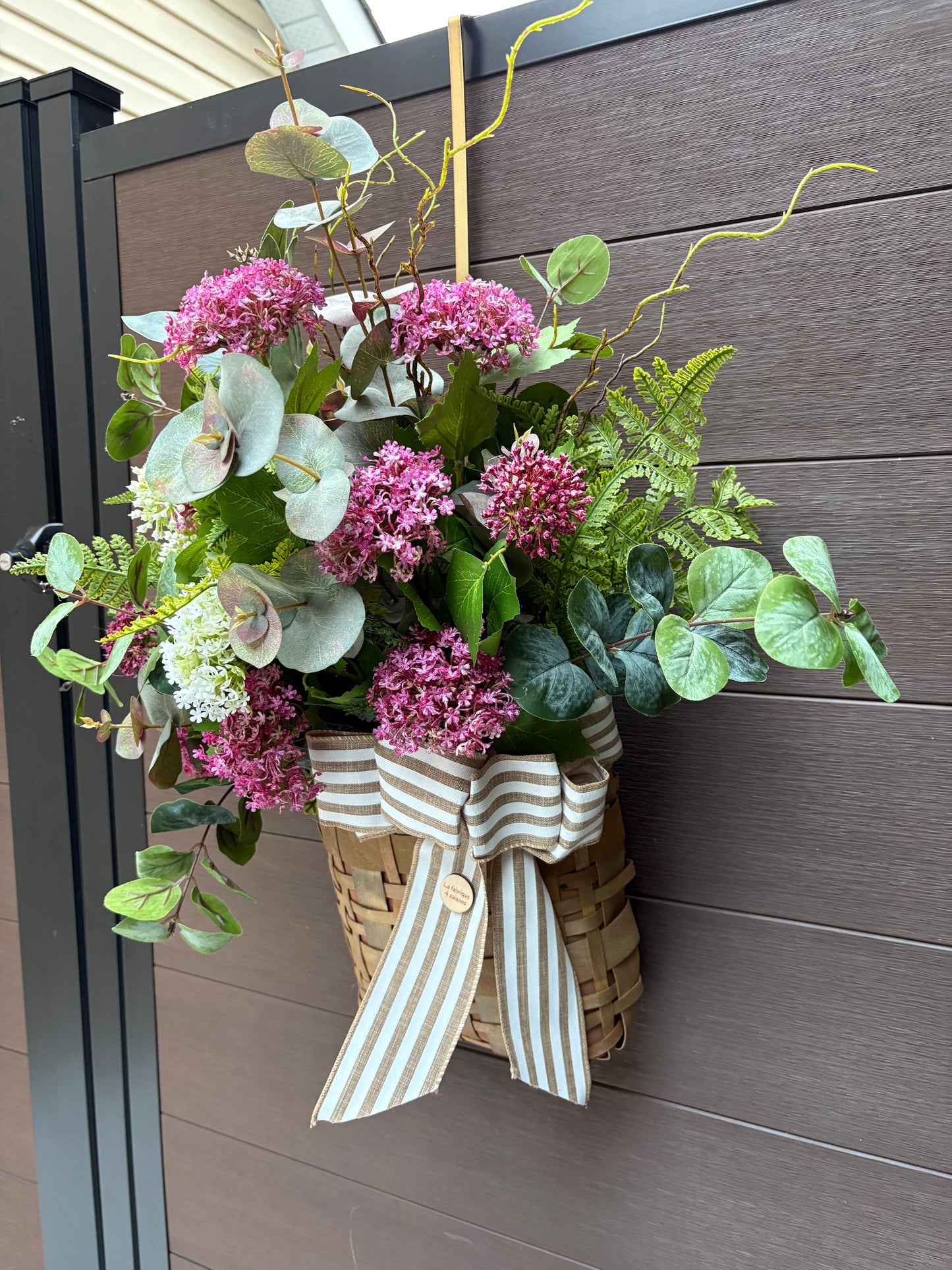 Panier mural printanier eucalyptus et fleurs roses – décoration porte extérieure rustique chic