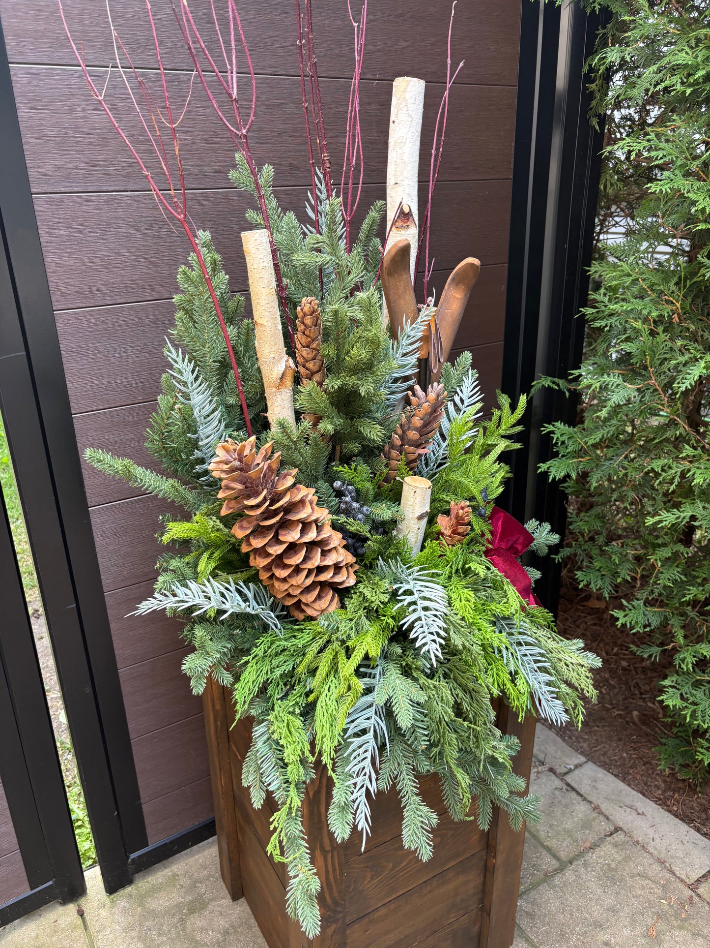 Ensemble décoratif hivernal haut de gamme – arrangement et caisson en bois.