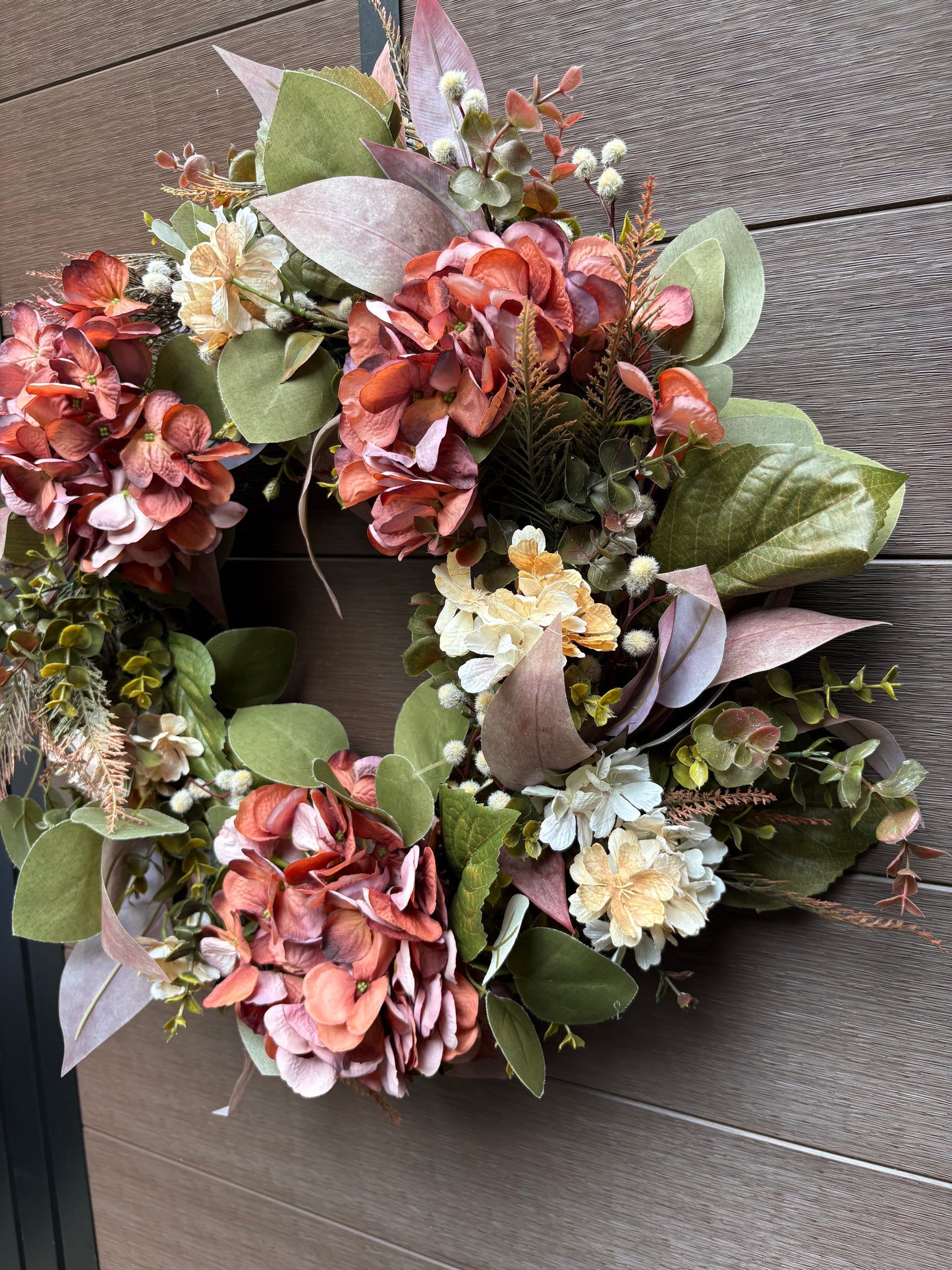 Gros plan sur les textures et les fleurs de la couronne d’automne.