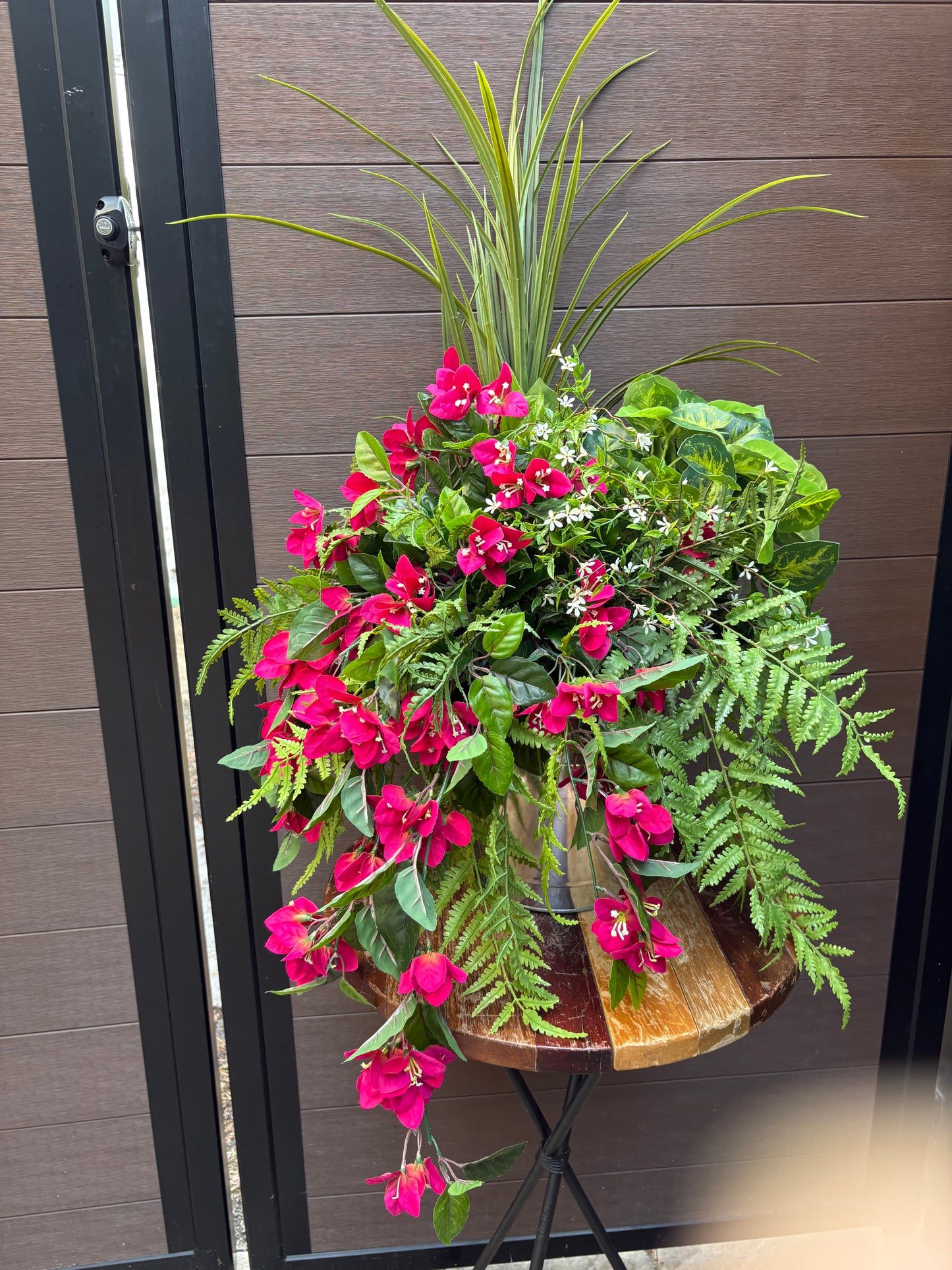 Arrangement extérieur fuchsia – feuillage luxuriant