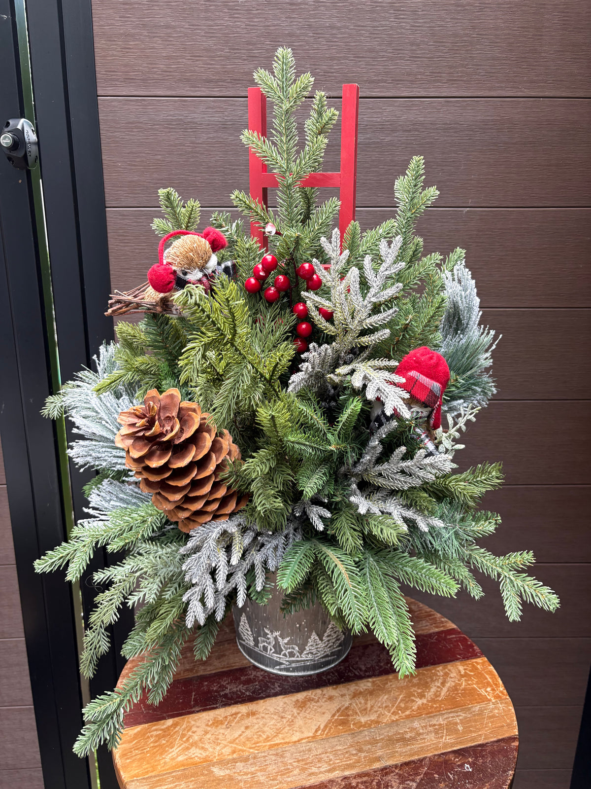 Bouquet hivernal rustique 28 x 22 po – Verdure, cocottes et baies rouges
